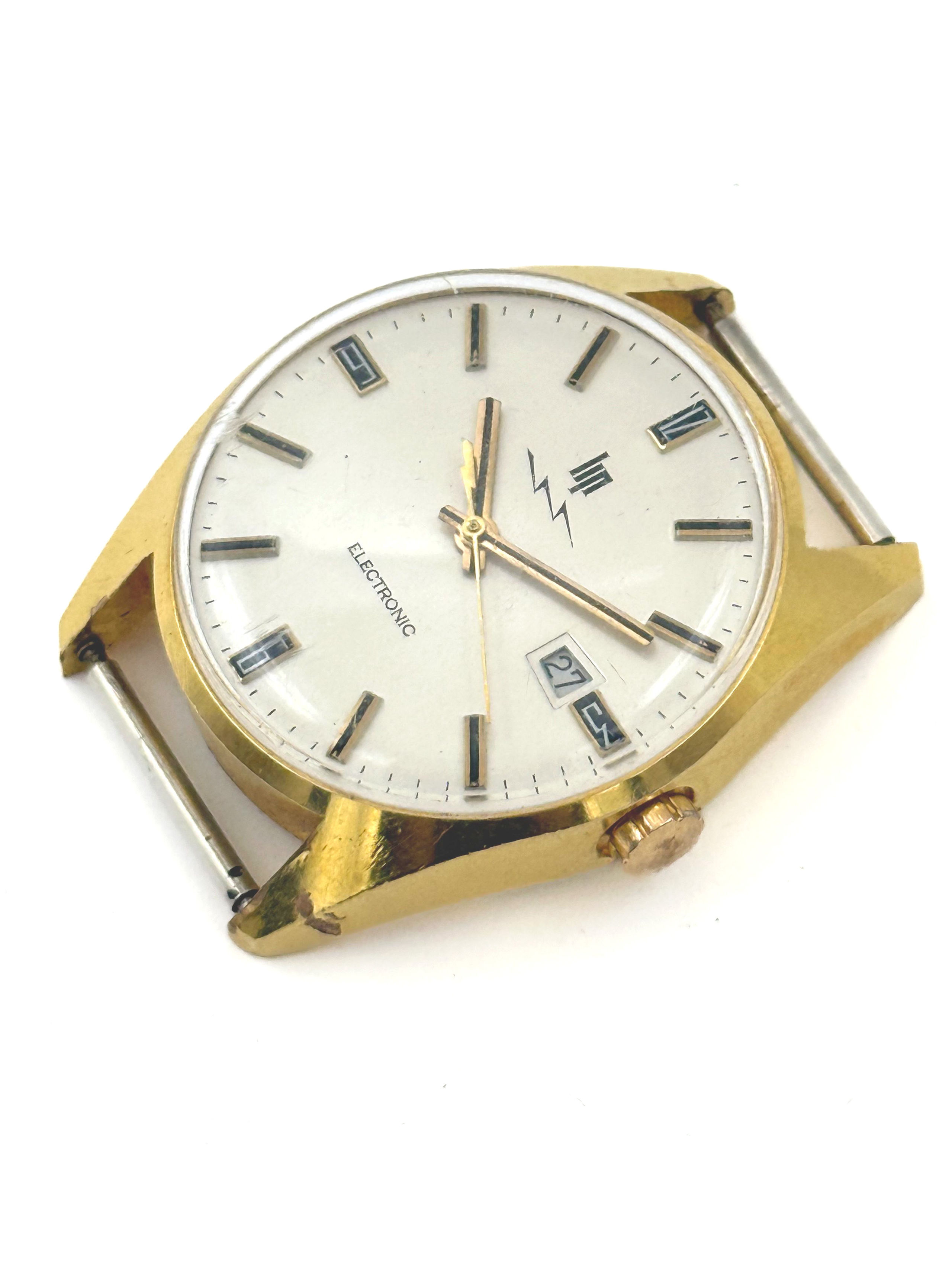 Lot d&rsquo;or (750 millièmes) comprenant un débris de chaîne, médaille religieuse en argent et or et une paire de clous d&rsquo;oreilles. - Lazuli