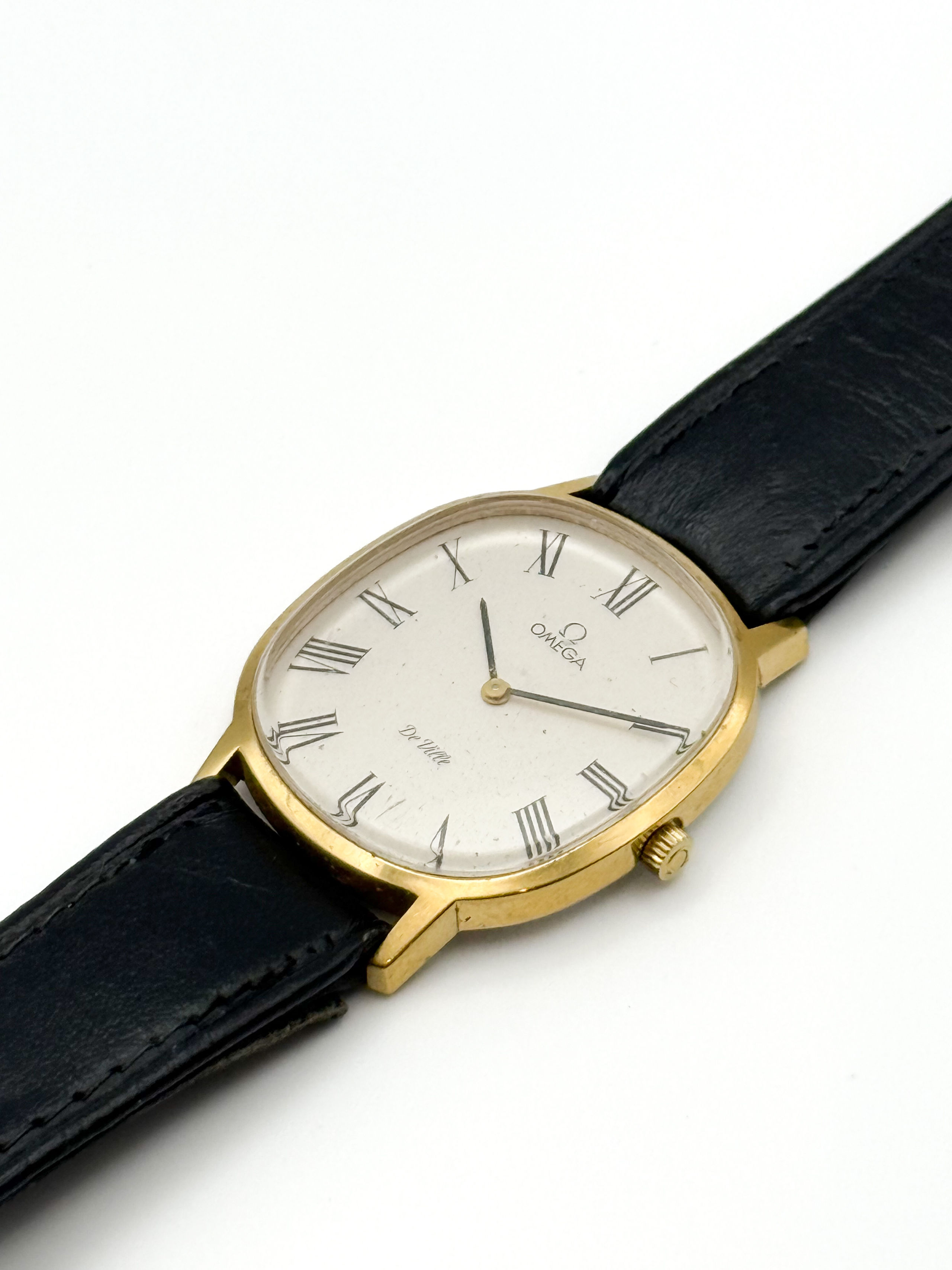 Pins en métal et corail représentant une tête de satyre. - Lazuli