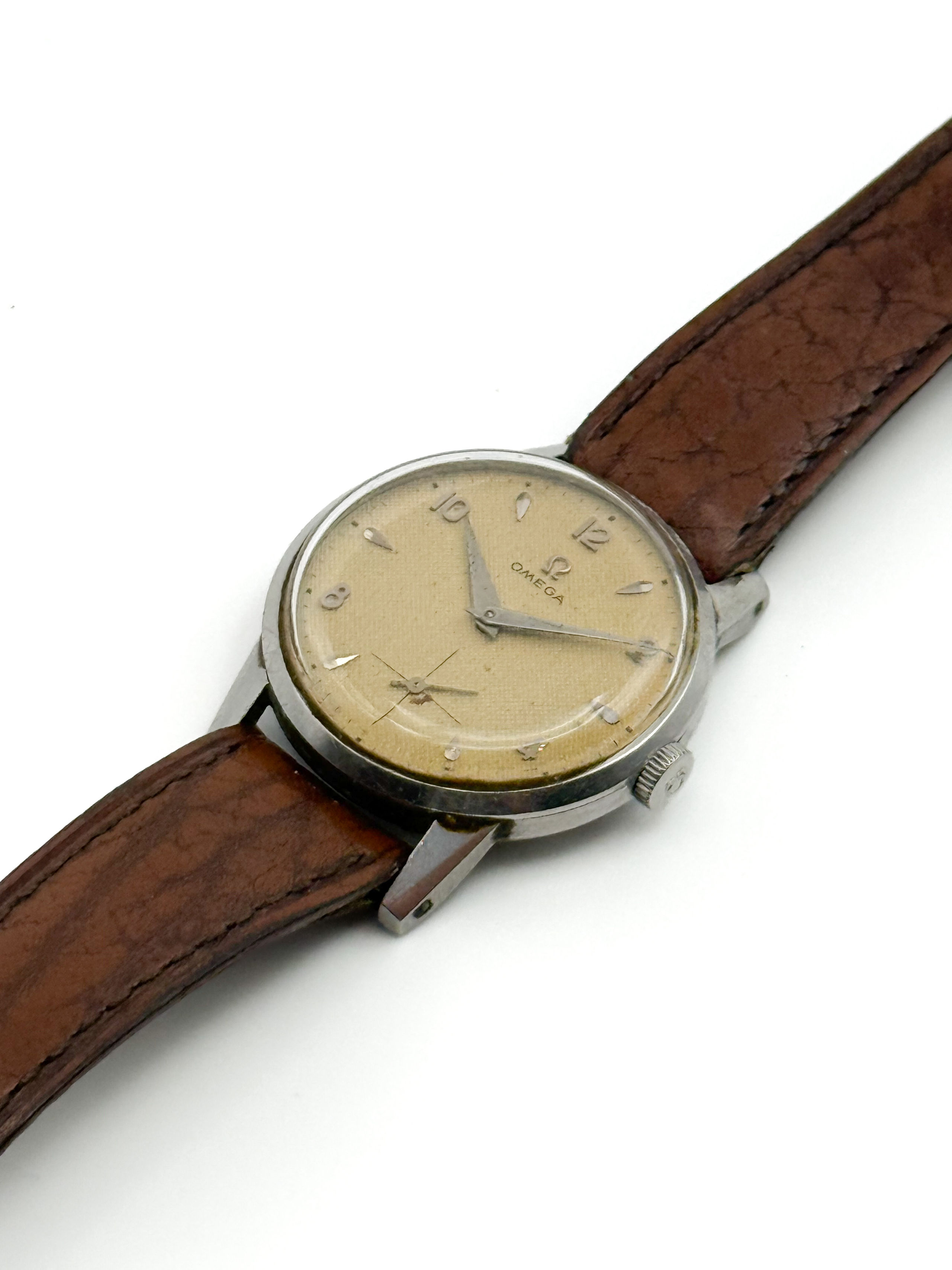 Broche ajourée en or jaune (750 millièmes) et argent ornée d&rsquo;un saphir synthétique ovale et de petits diamants taille ancienne. - Lazuli