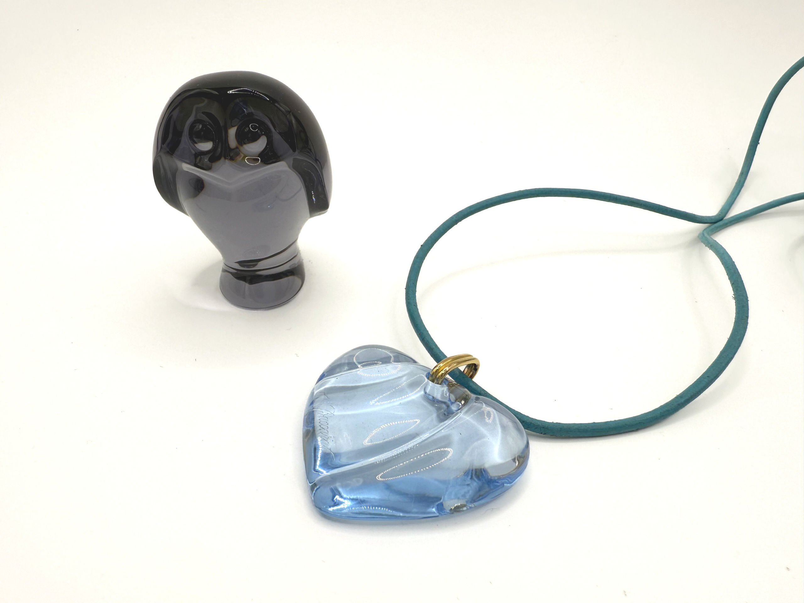 Paire de boucles d&rsquo;oreilles en or jaune (750 millièmes) ornée de cabochons de corail. - Lazuli