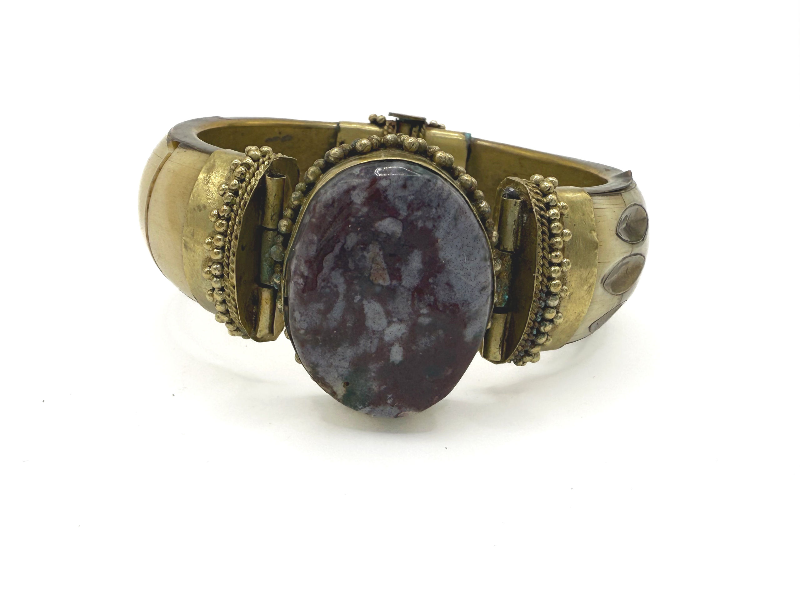 Bracelet en argent orné d&rsquo;une ligne de saphirs ronds. - Lazuli