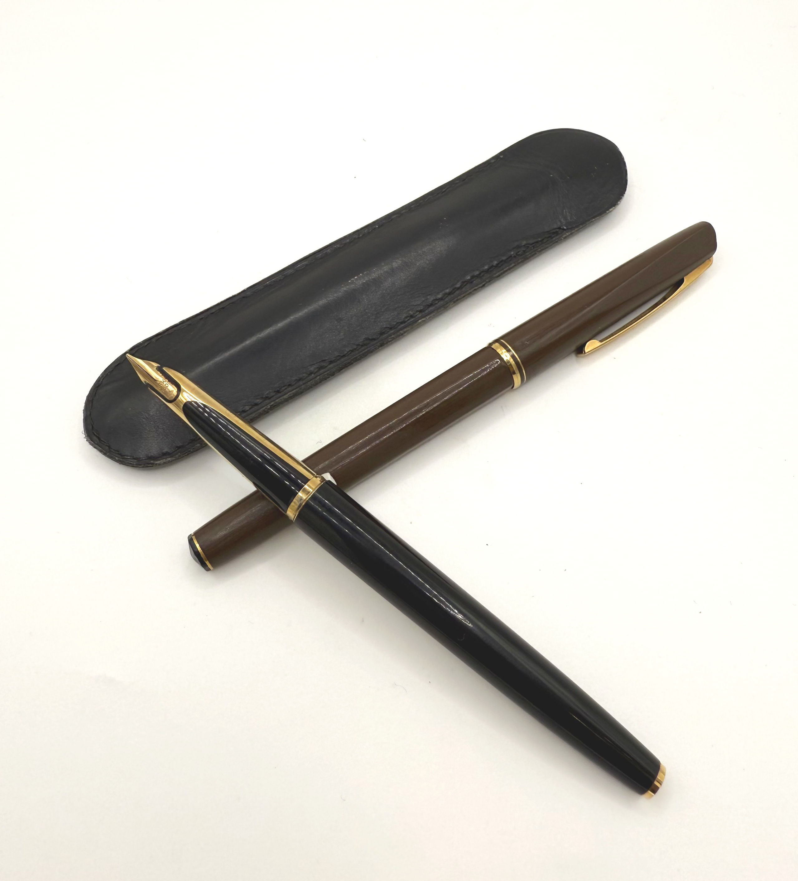 Bague en or rose (375 millièmes) ornée d&rsquo;une émeraude rectangulaire à pans coupés entourée d&rsquo;une ligne de diamants épaulée de deux cabochons de corails et deux rubis. Accompagnée d&rsquo;un certificat IGTL - Lazuli