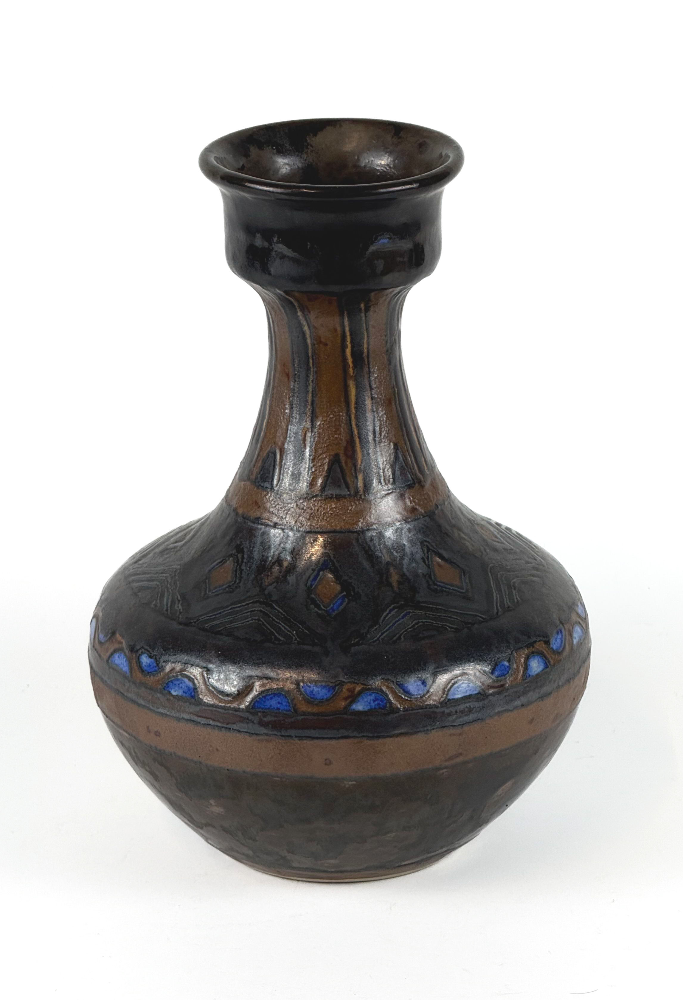 Bague en or rose (375 millièmes) ornée d&rsquo;un saphir rose taille poire d&rsquo;environ 1,30 ct, entourage et anneau sertis de diamants. Accompagnée d&rsquo;un certificat IGTL - Lazuli