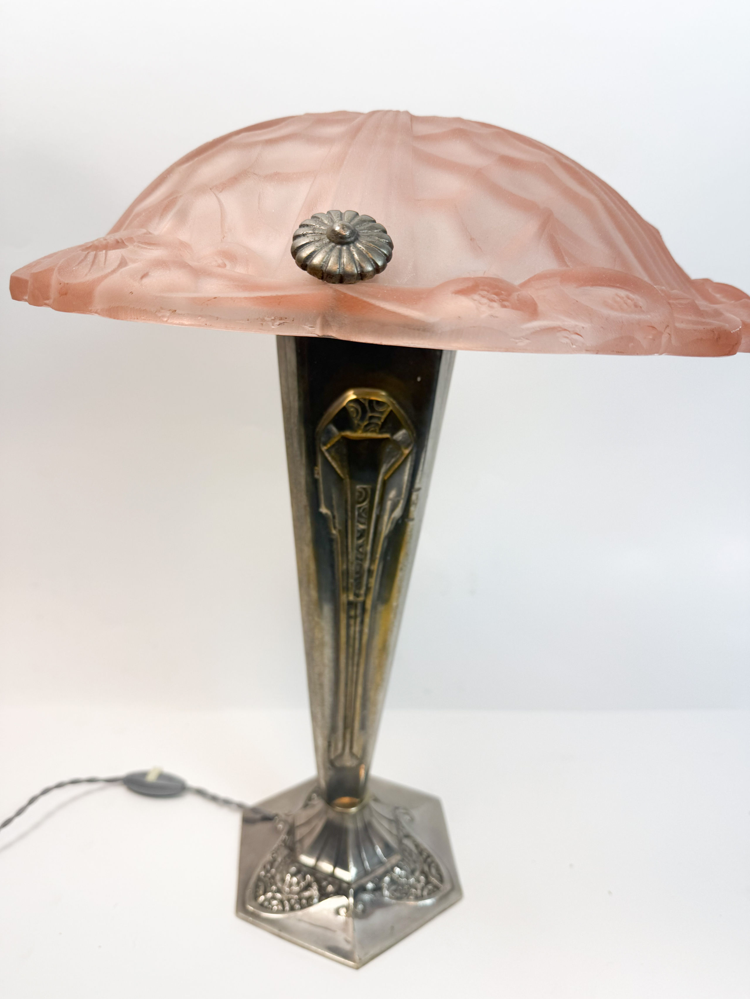 Bague en or rose (375 millièmes) ornée d&rsquo;une émeraude rectangulaire à pans coupés entourée d&rsquo;une ligne de diamants épaulée de deux cabochons de corails et deux rubis. Accompagnée d&rsquo;un certificat IGTL - Lazuli