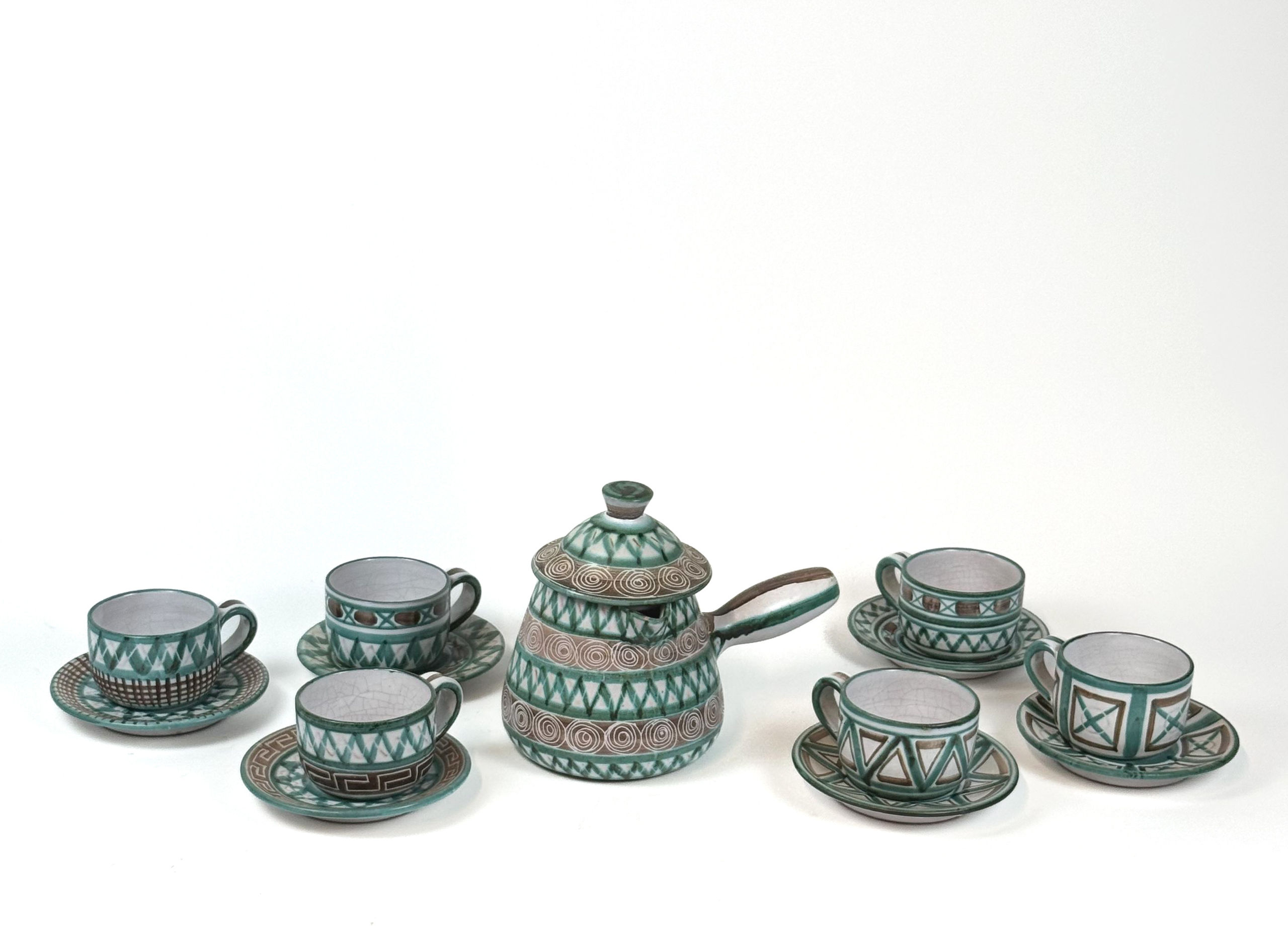 Collier de perles de culture et fermoir triangulaire en or (750 millièmes) orné d&rsquo;un diamant taille ancienne. - Lazuli