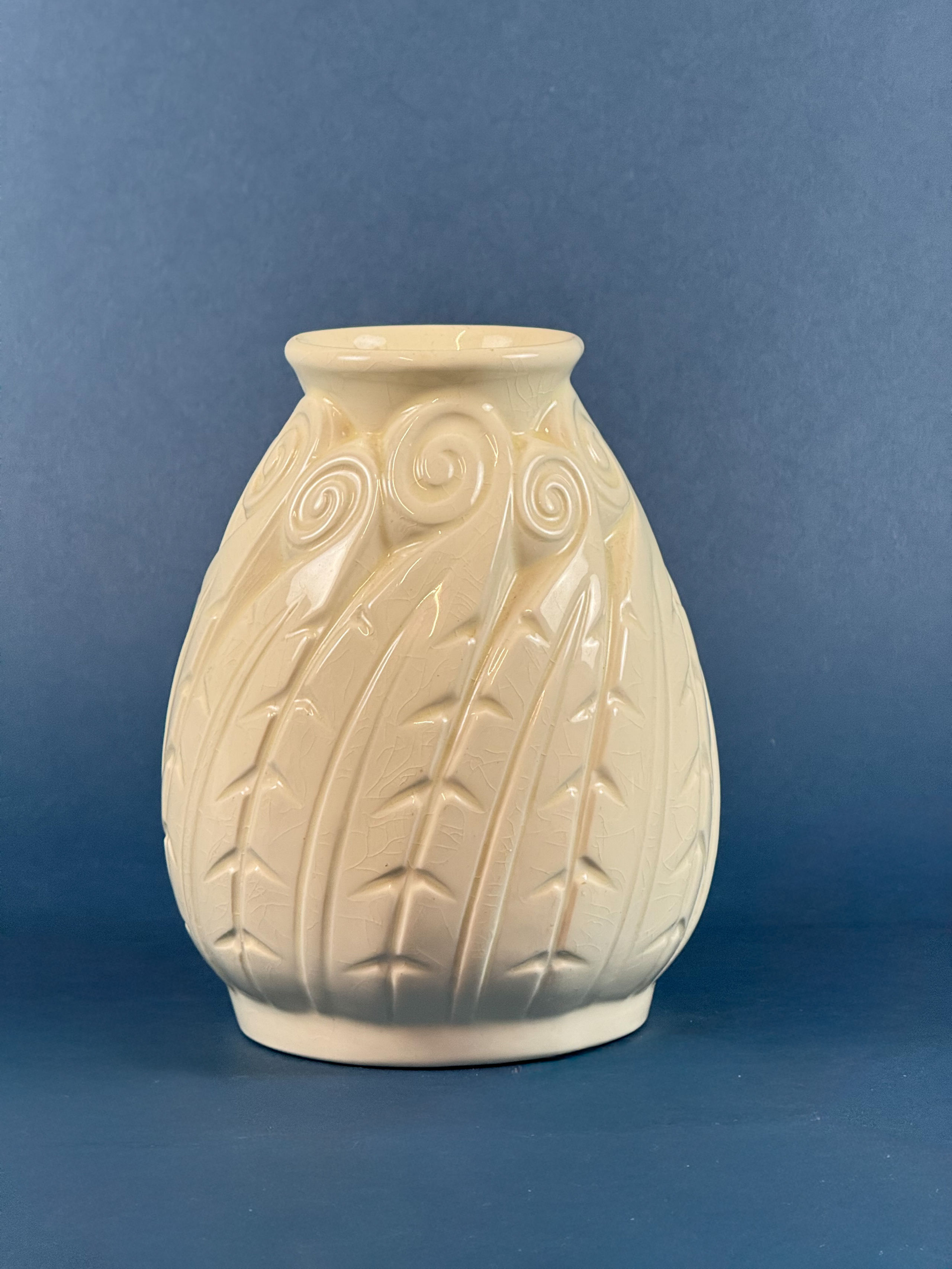 Broche ronde ajourée en or jaune (750 millièmes) ornée d&rsquo;un grenat rond et de quatre petites perles. - Lazuli