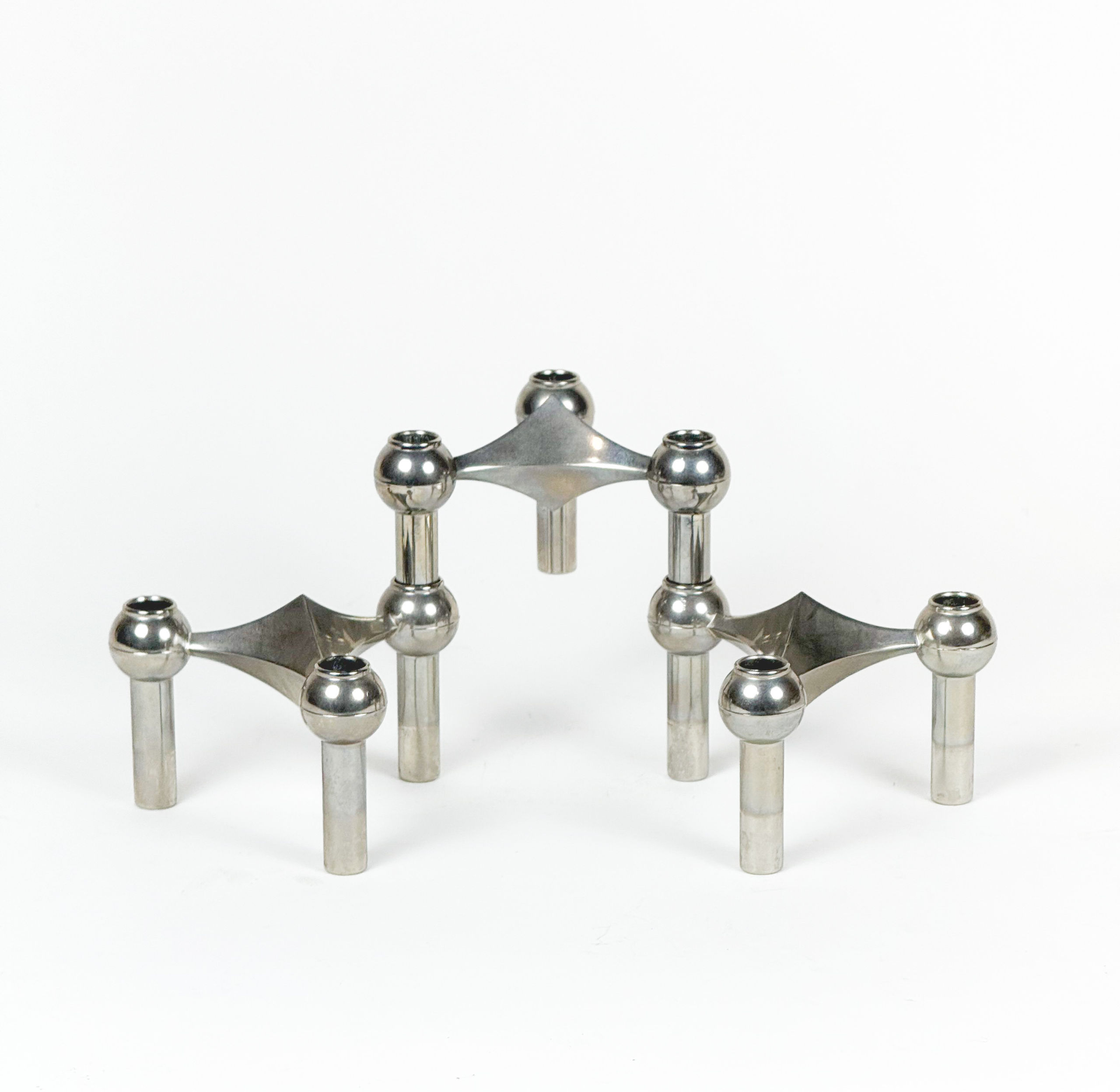 Croix en or jaune (585 millièmes) et corail à décor floral et feuillagé. - Lazuli