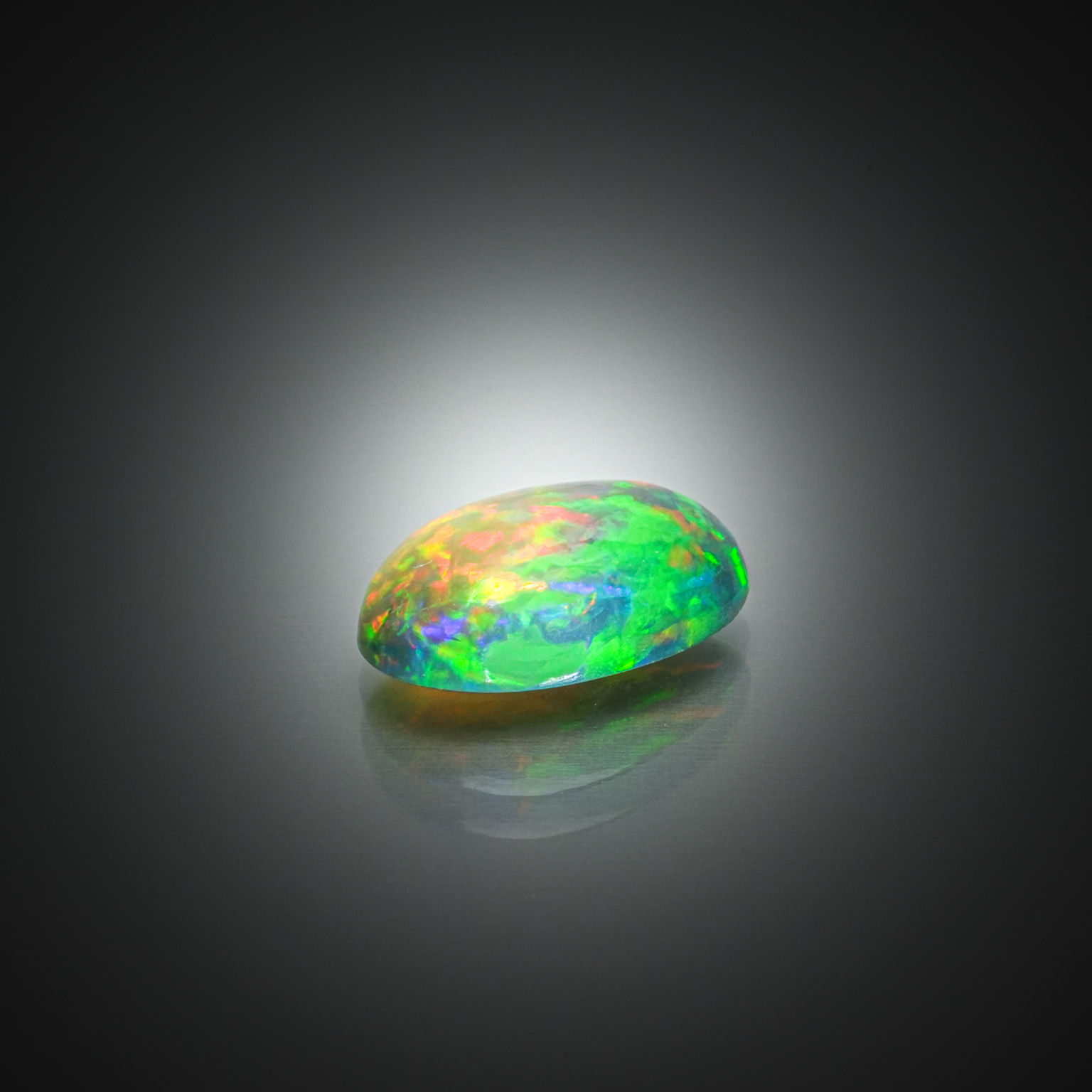 Prehnite ovale cabochon sur papier. - Lazuli