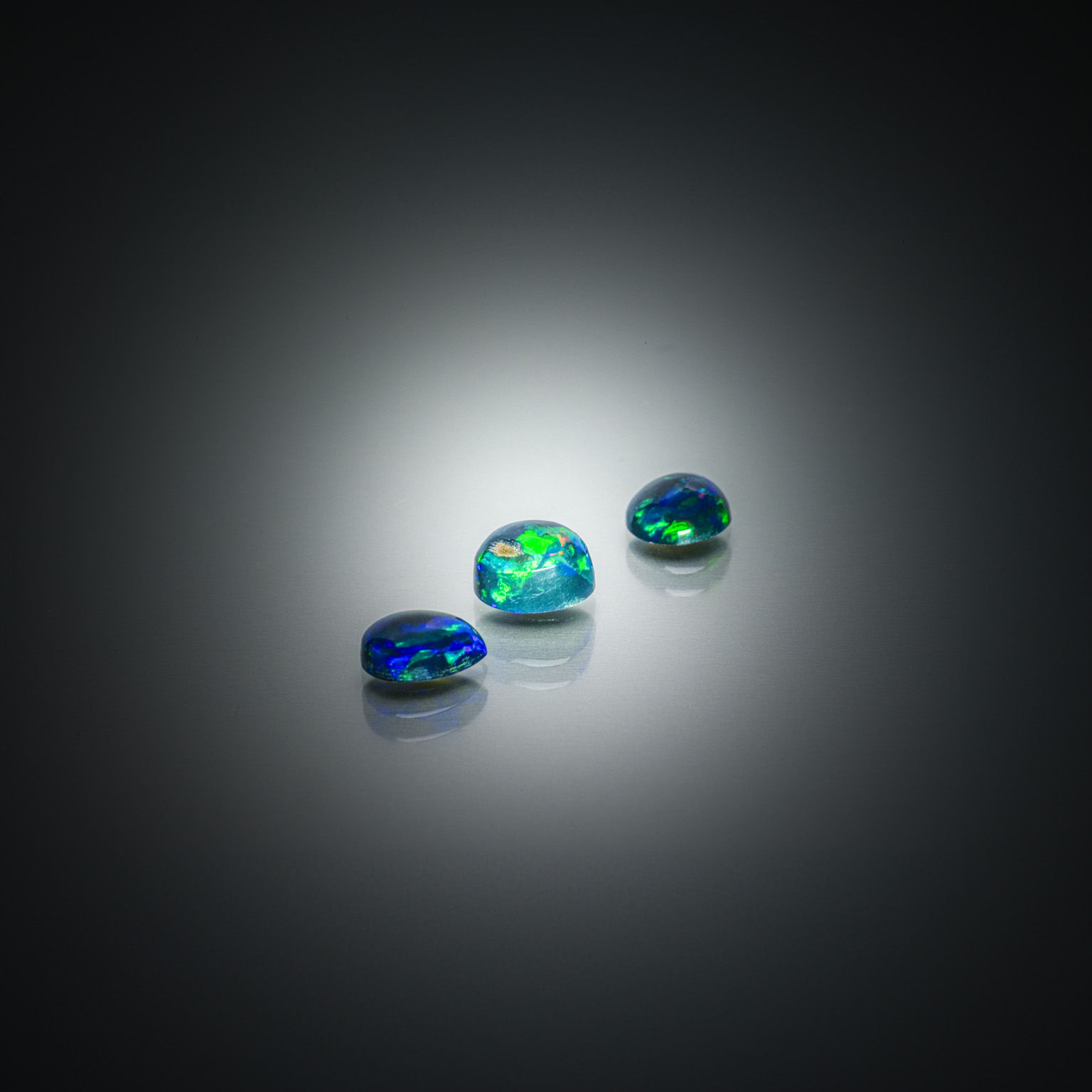 Lot de deux tourmalines vertes ovales sur papier. - Lazuli