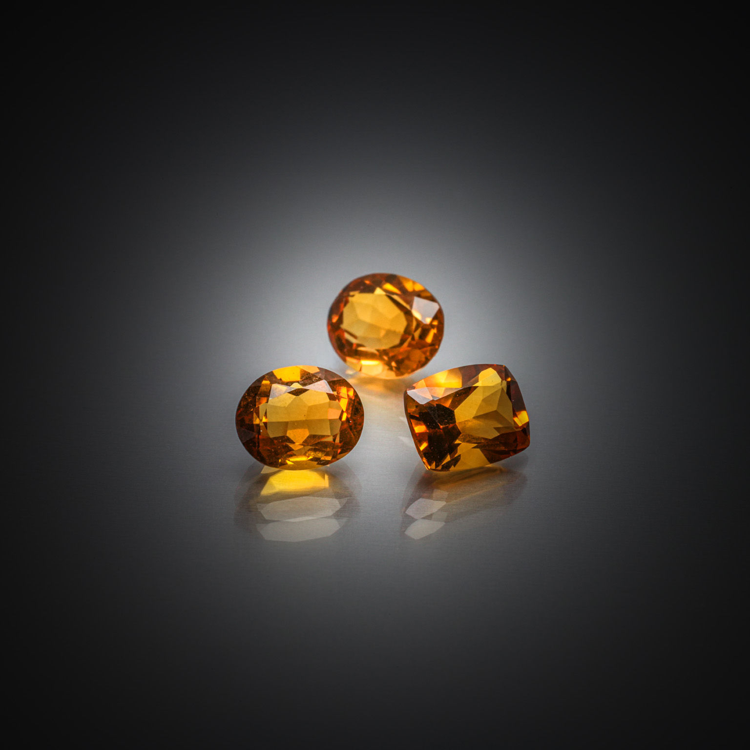 Lot de trois tourmalines roses brutes sur papier. - Lazuli