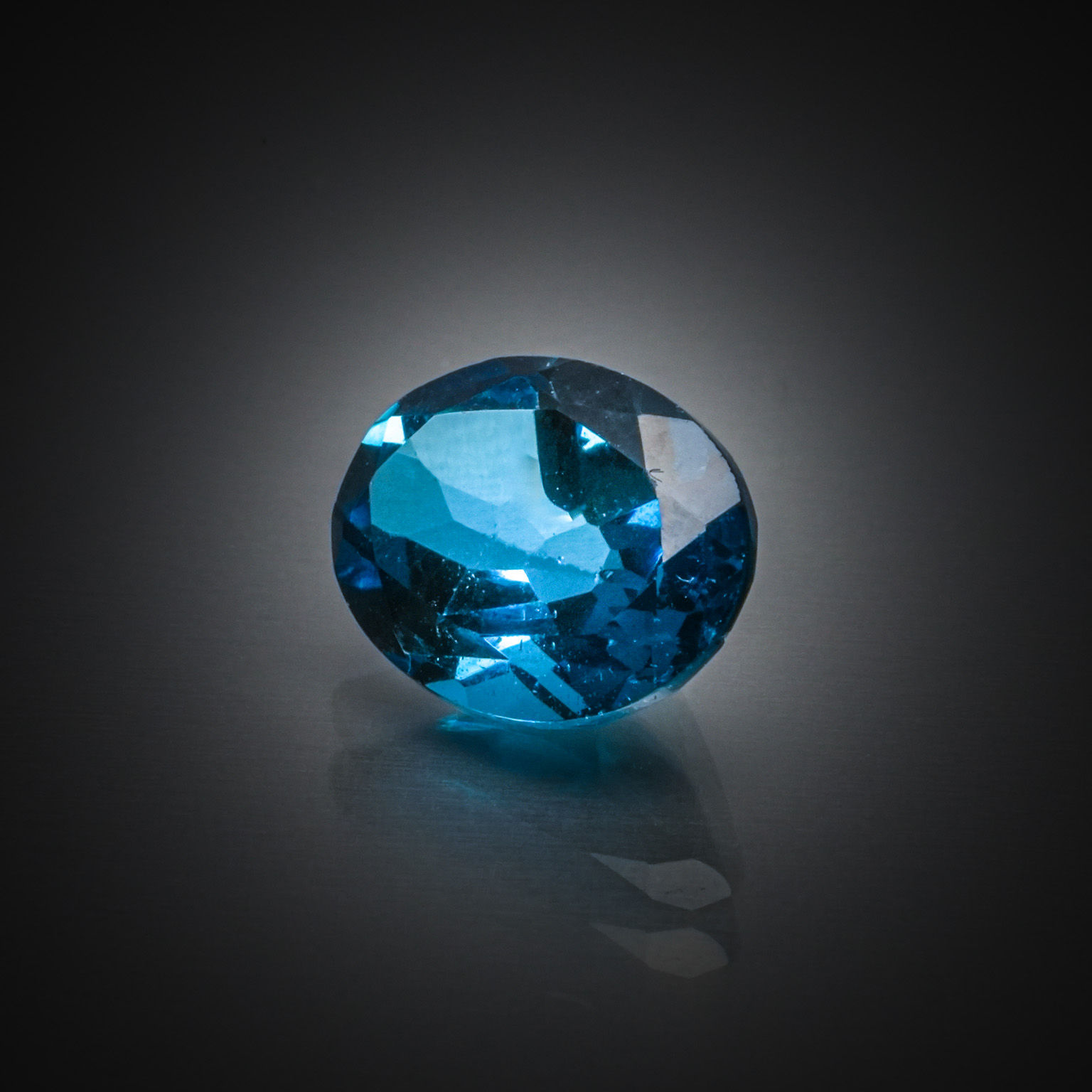 Saphir ovale sur papier. - Lazuli