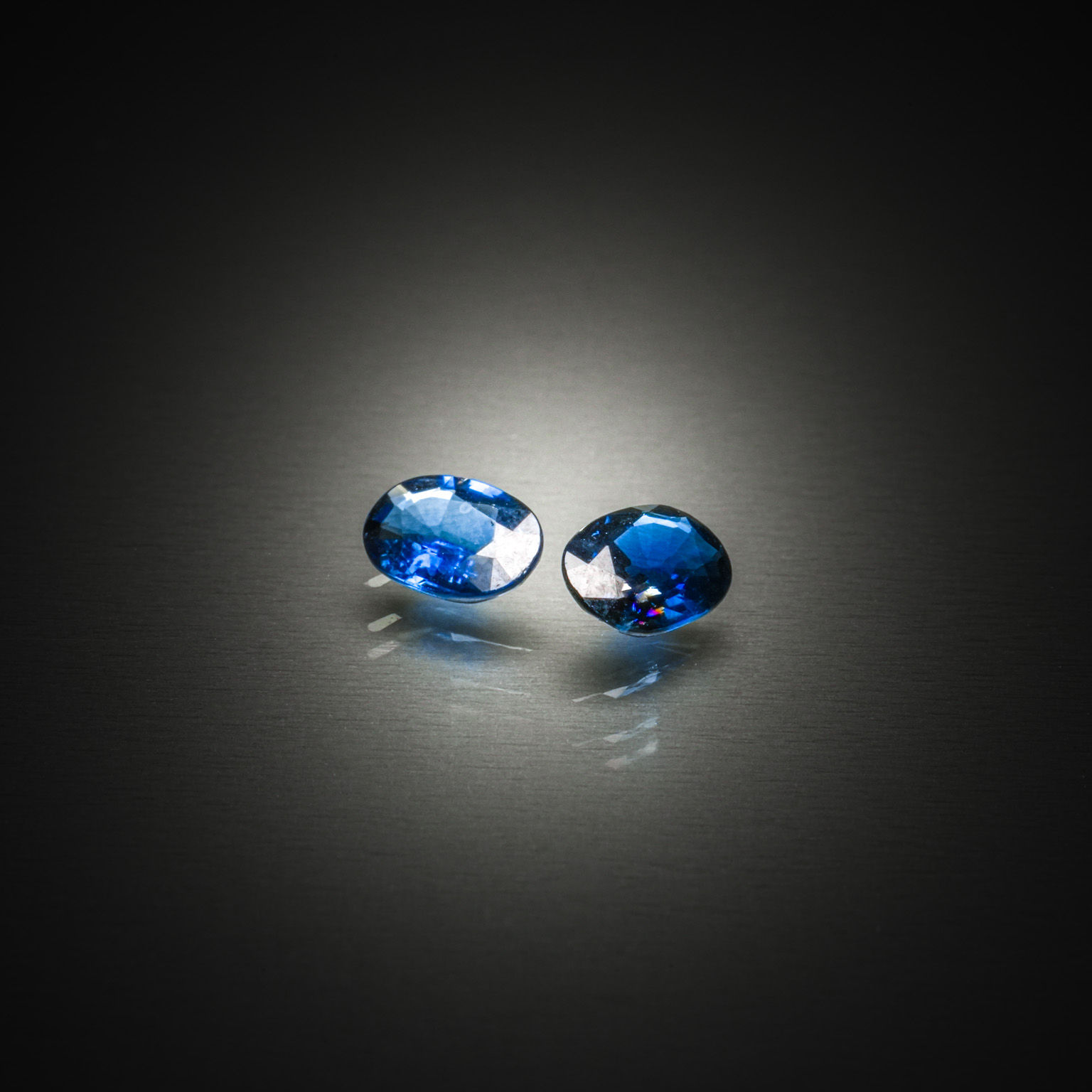 Lot de sept saphirs bleus/verts sur papier. - Lazuli