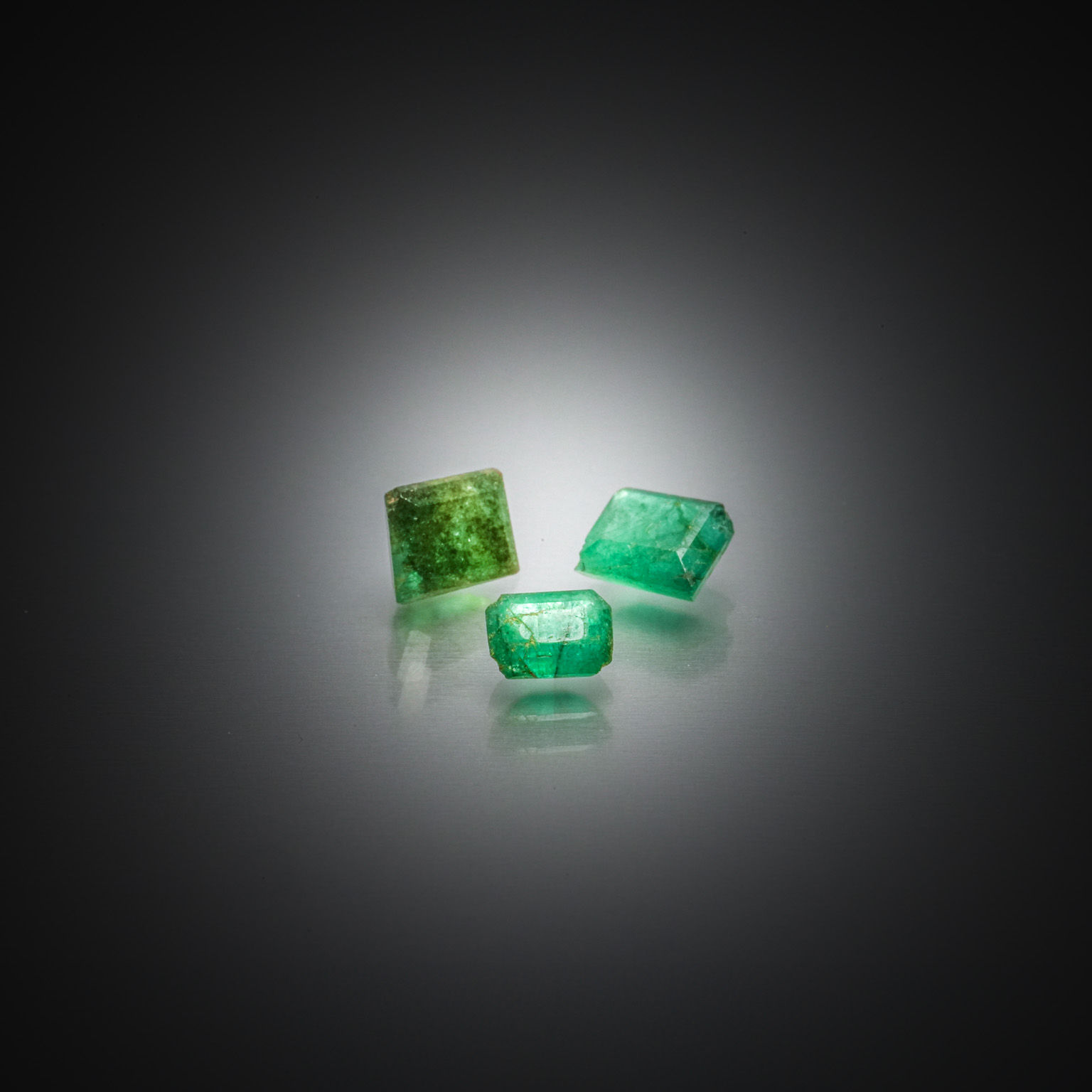 Saphir vert sur papier. - Lazuli