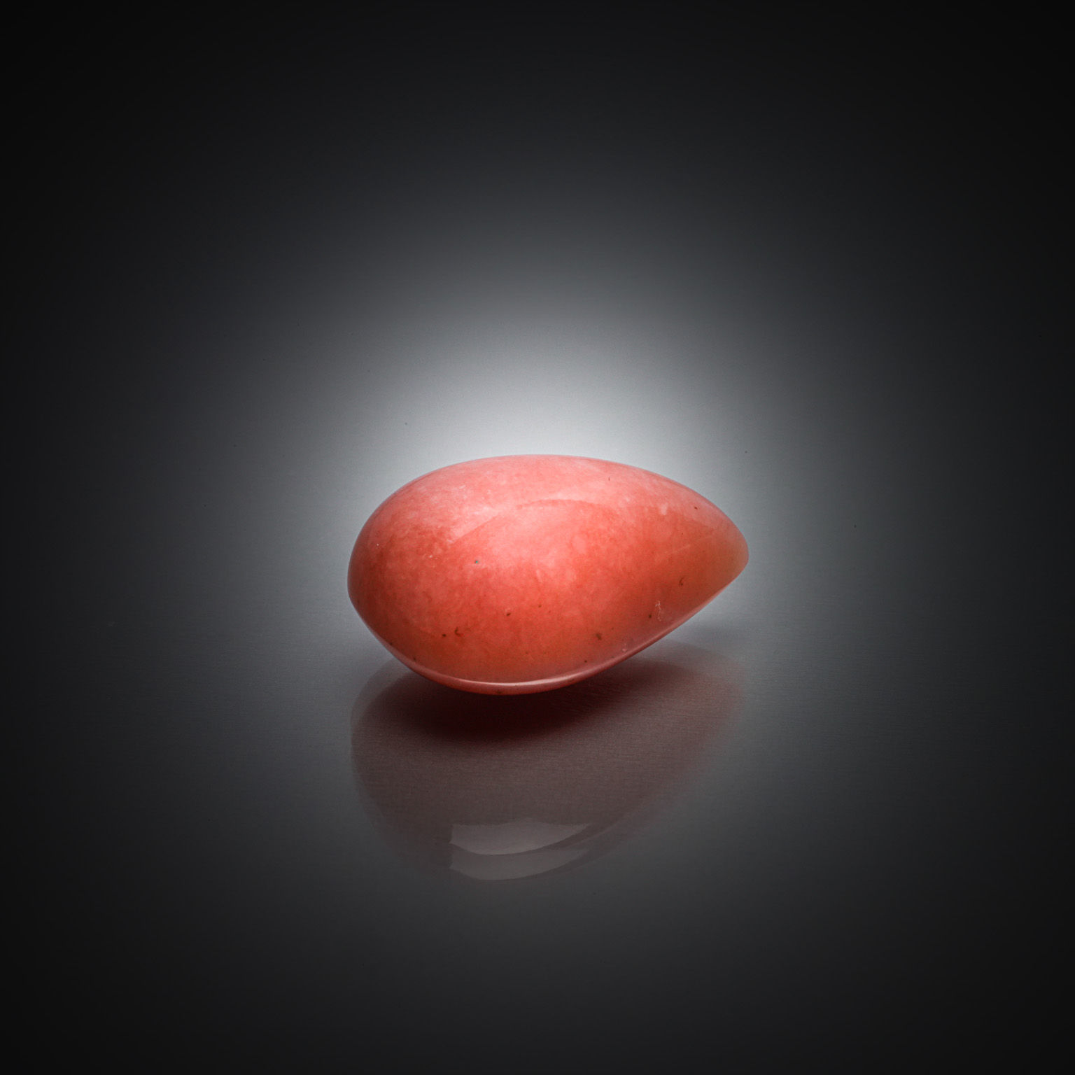 Opale rose poire cabochon sur papier. - Lazuli