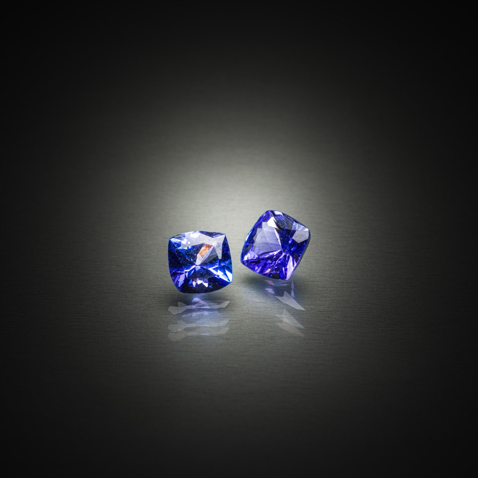 Saphir ovale coeur sur papier. - Lazuli