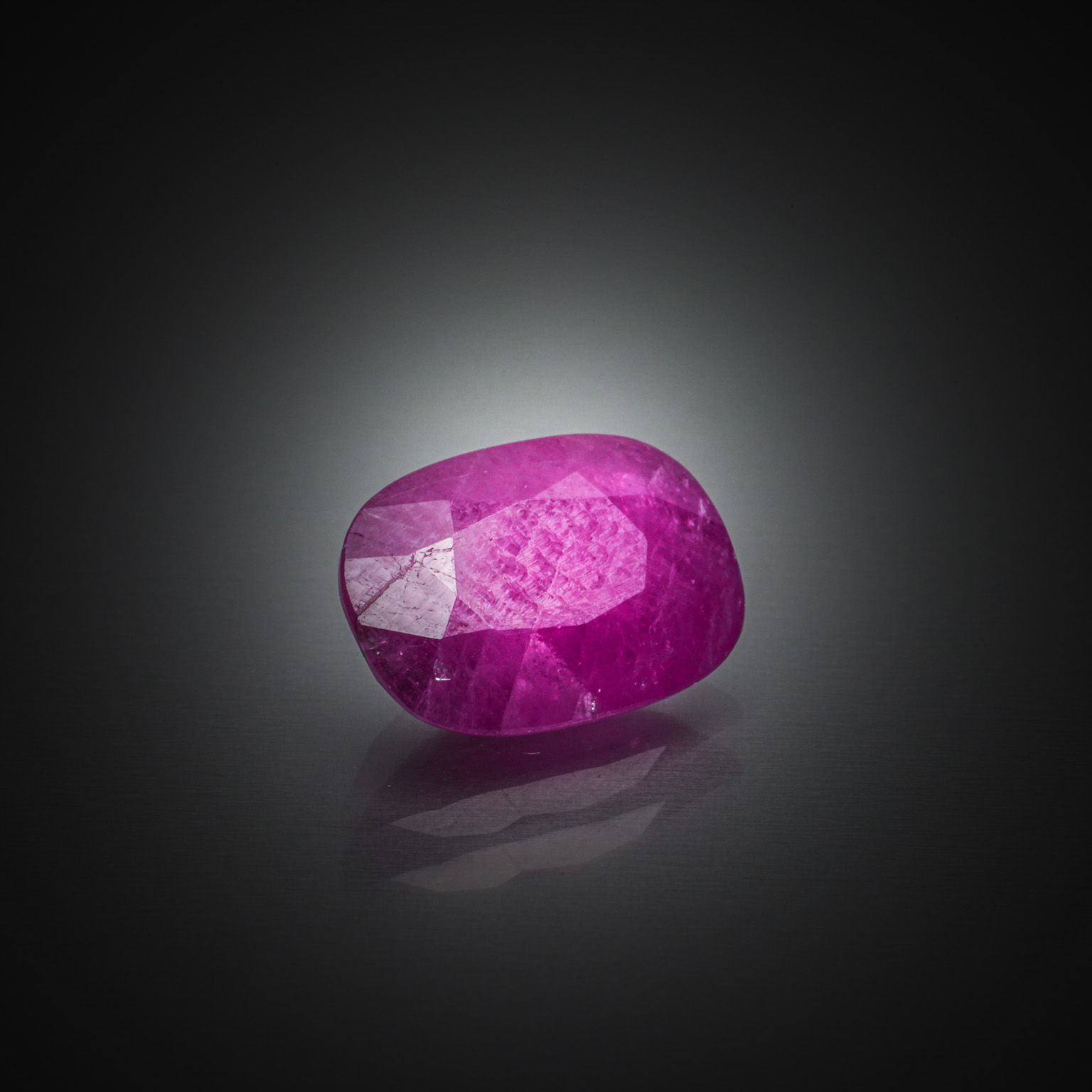 Tanzanite ovale cabochon sur papier. - Lazuli