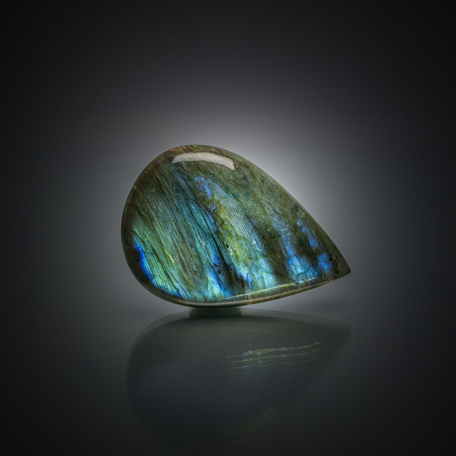 Labradorite poire cabochon sur papier. - Lazuli