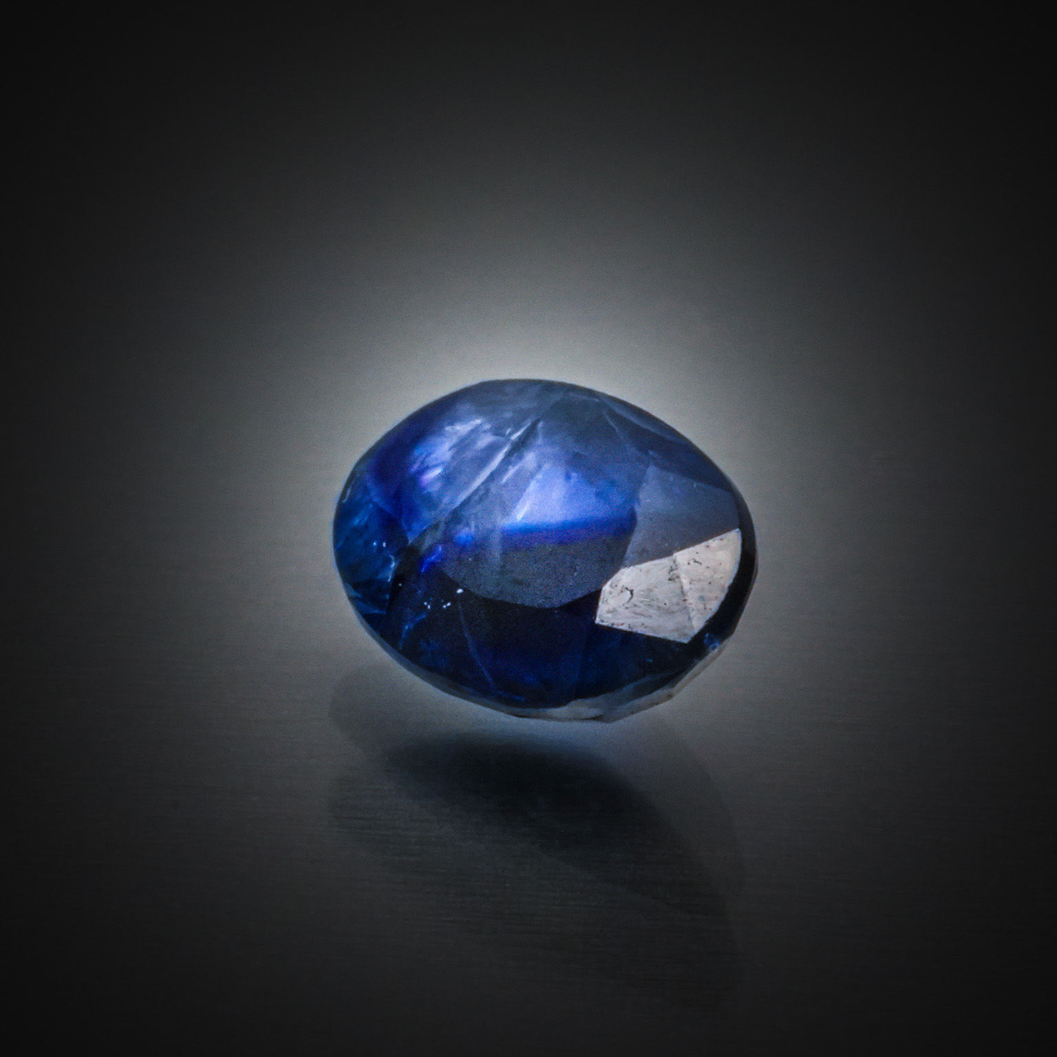 Rubis poire sur papier. - Lazuli
