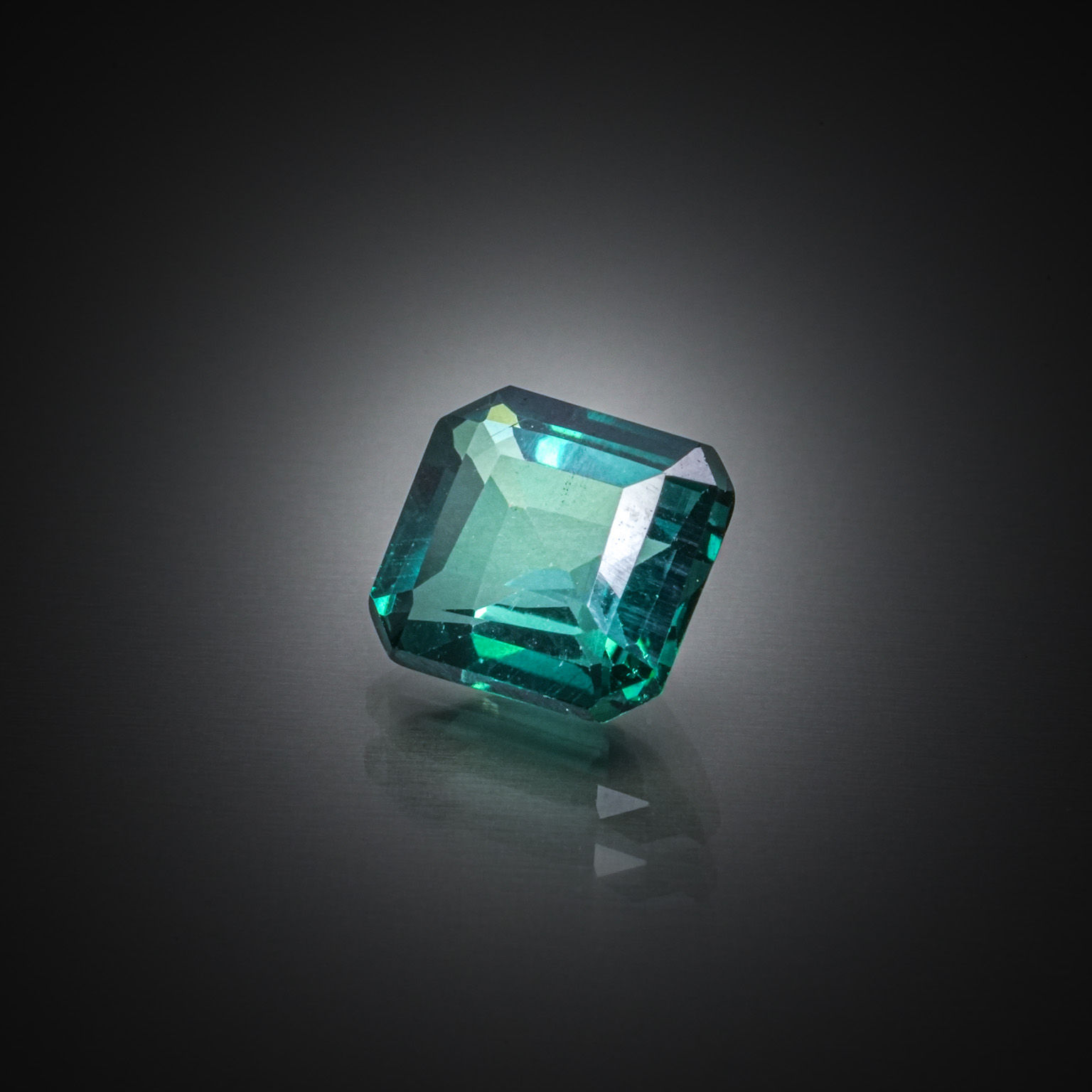 Lot de trois tourmalines roses ovales sur papier. - Lazuli