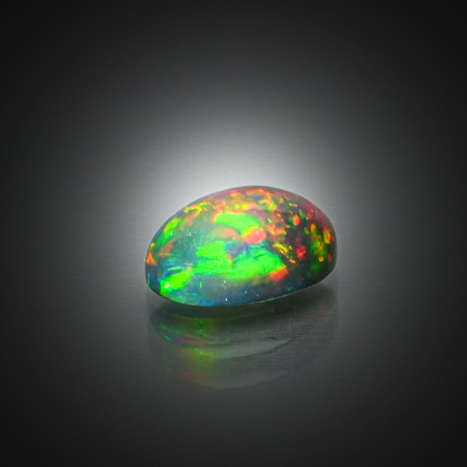 Tourmaline verte ovale sur papier. - Lazuli