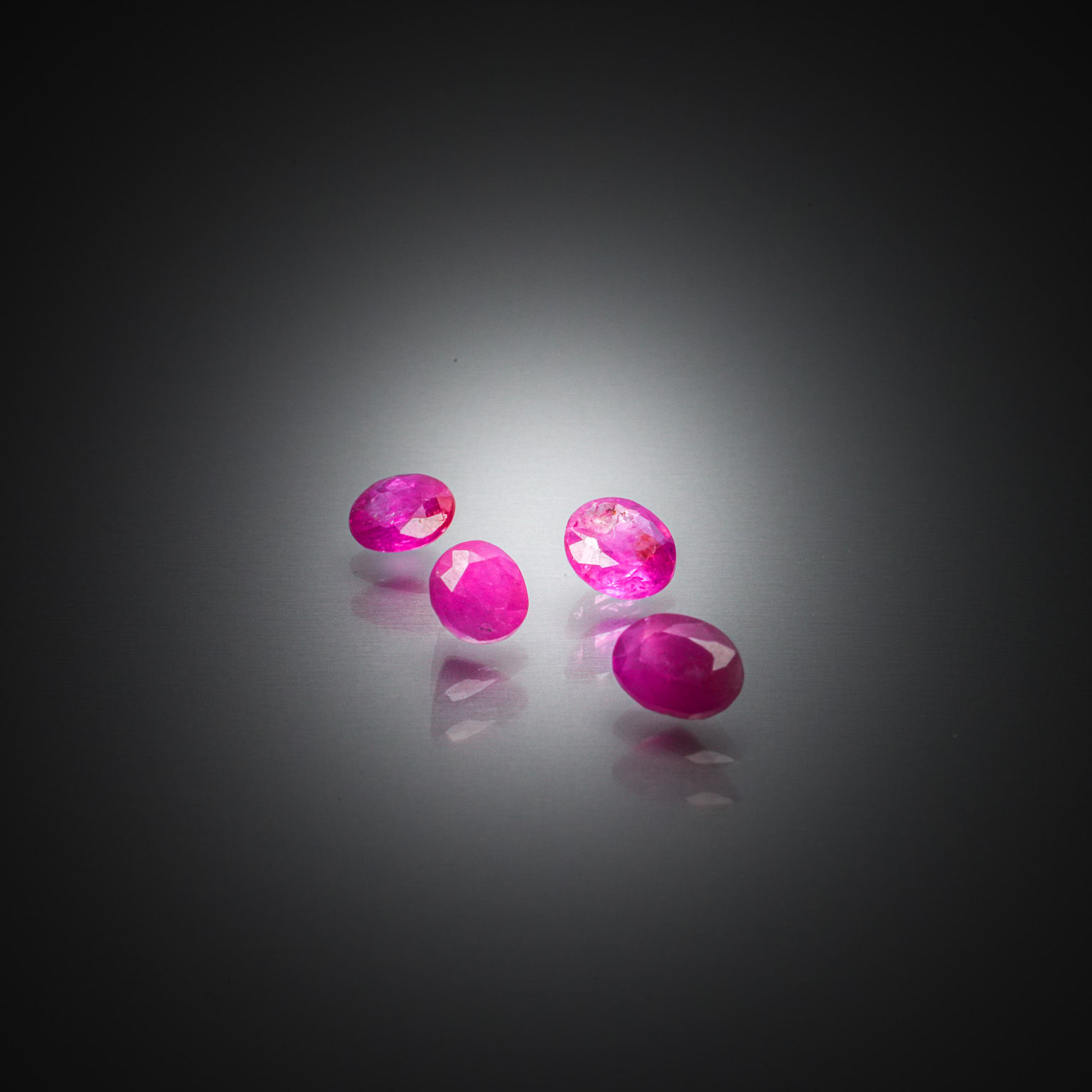 Opale rose poire cabochon sur papier. - Lazuli