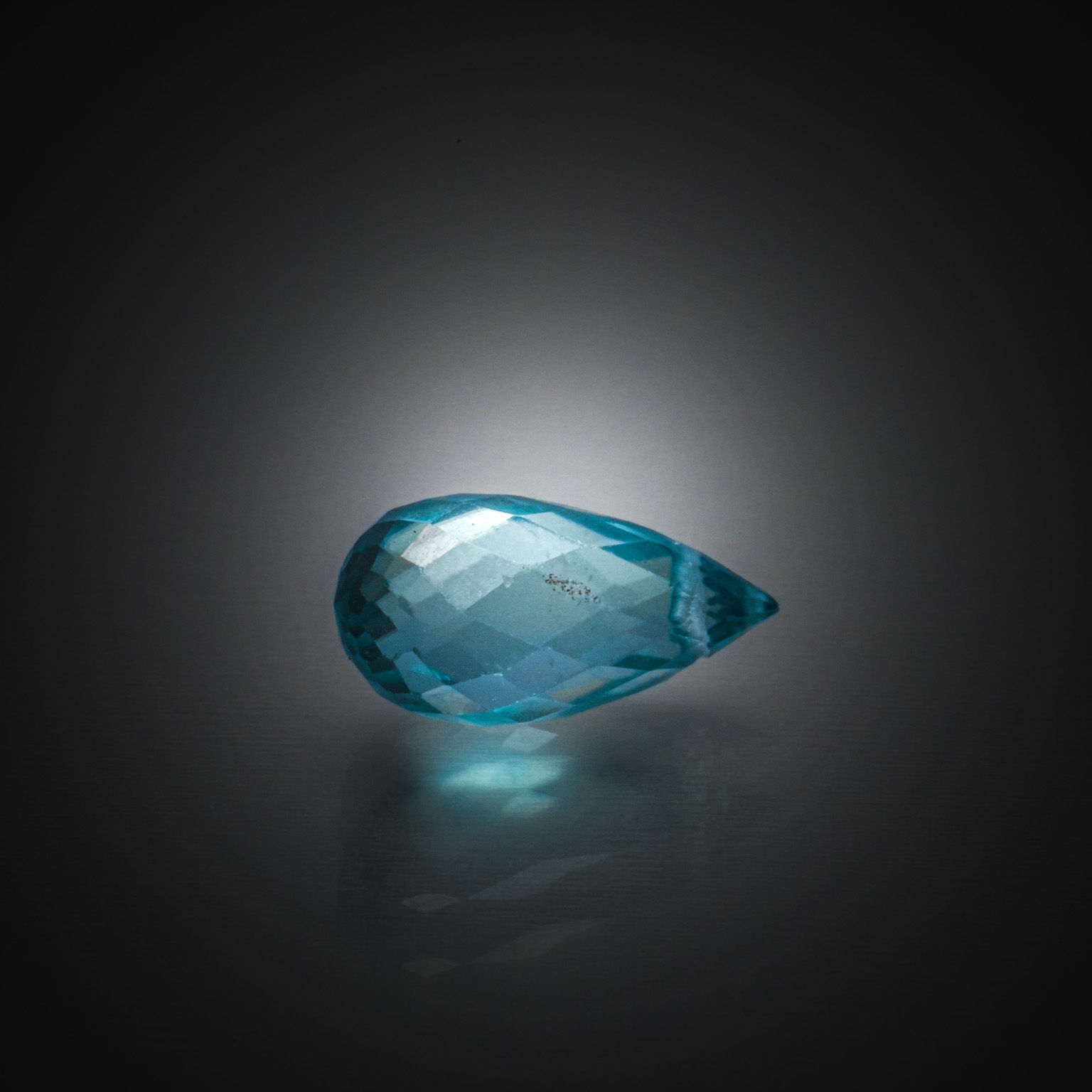 Quartz lemon ovale sur papier. - Lazuli
