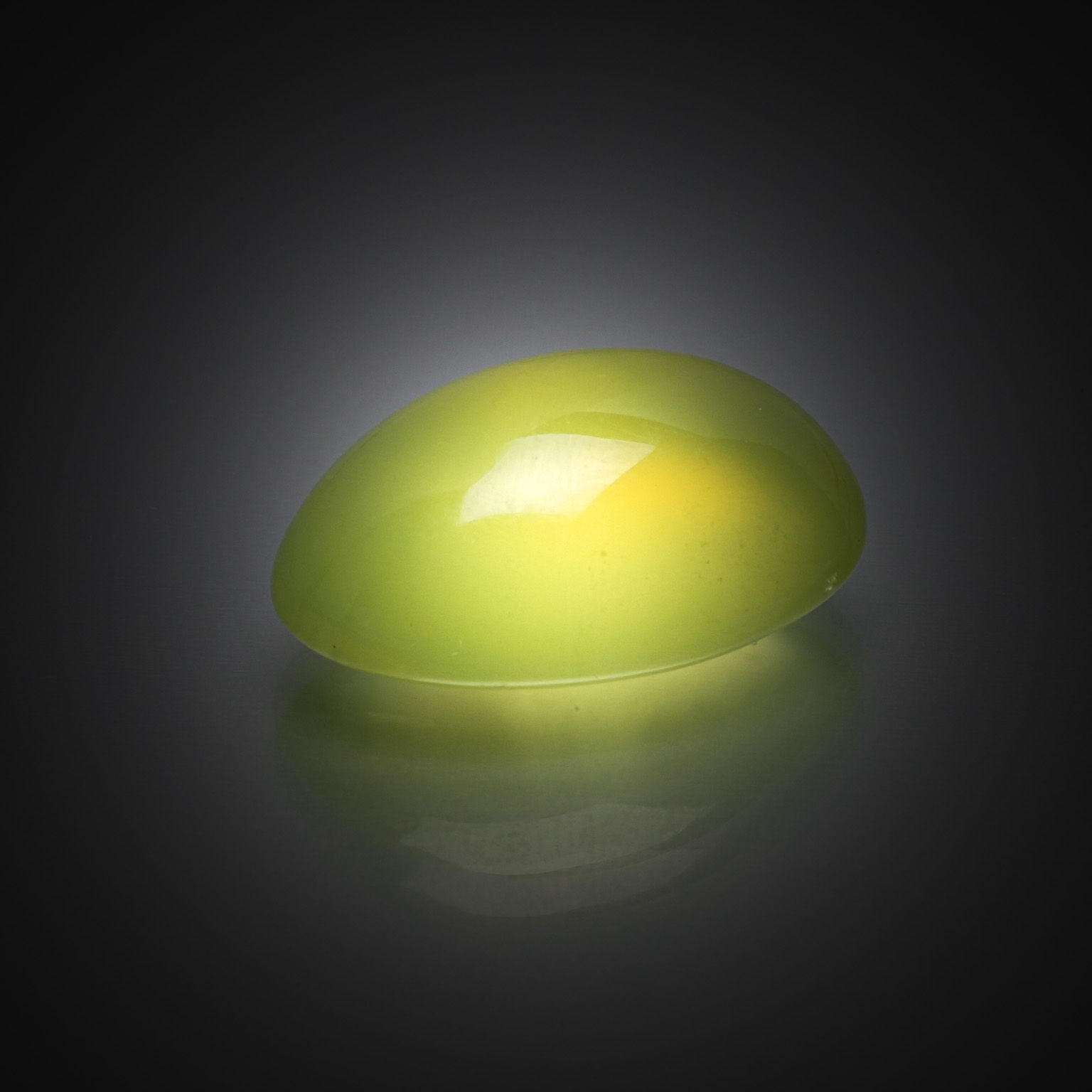 Prehnite ovale cabochon sur papier. - Lazuli