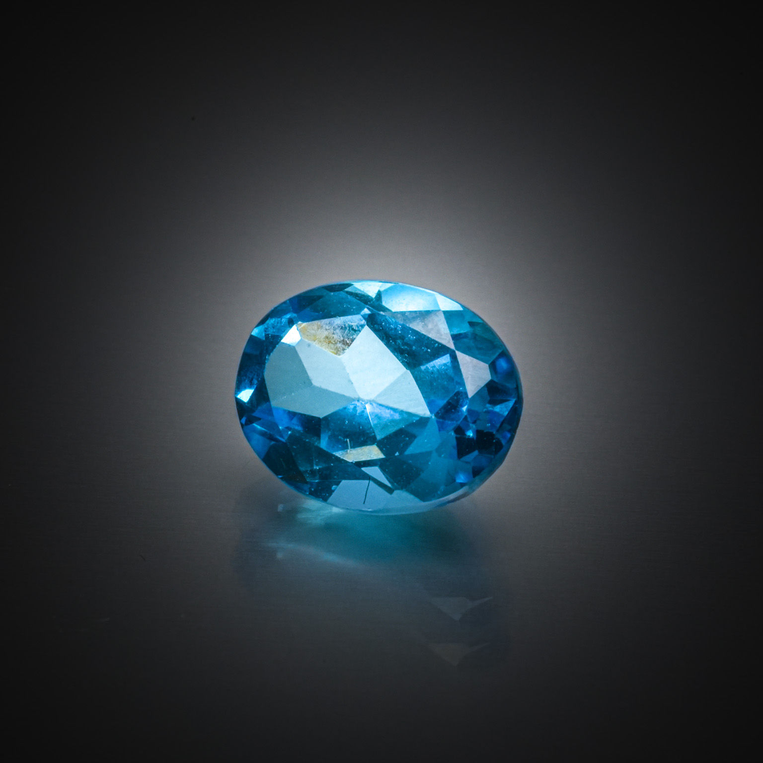 Appairage de saphirs ovales sur papier. - Lazuli
