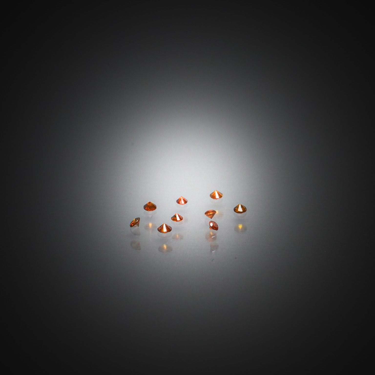Lot de diamants caramels ronds sur papier. - Lazuli