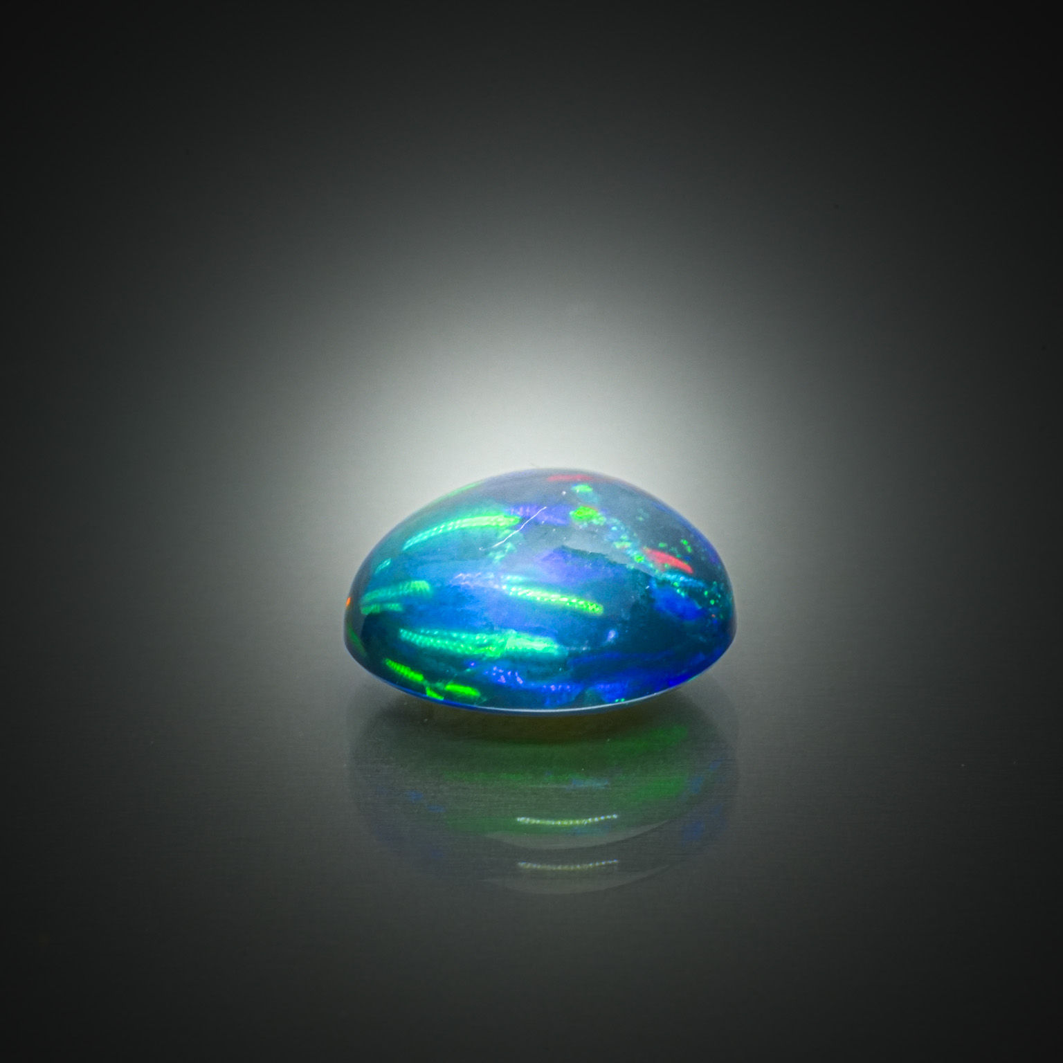 Lot de trois péridots ovales sur papier. - Lazuli