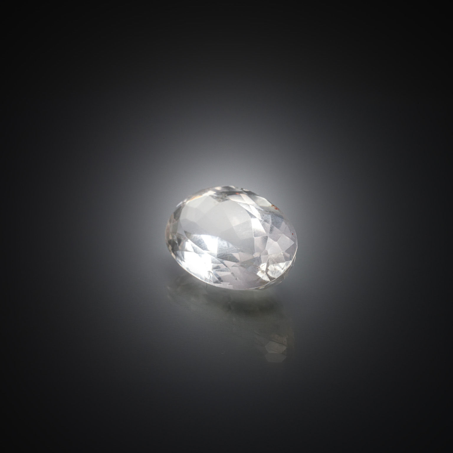 Cristal de roche ovale sur papier. - Lazuli