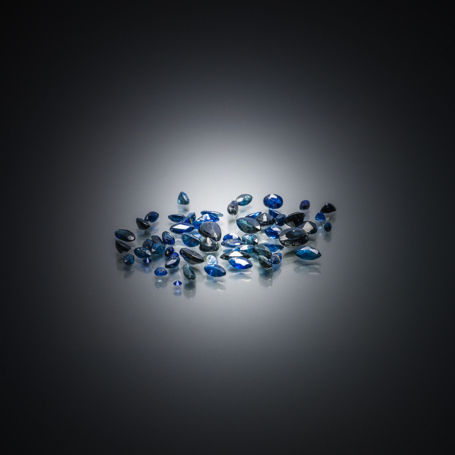 Lot de saphirs sur papier. - Lazuli