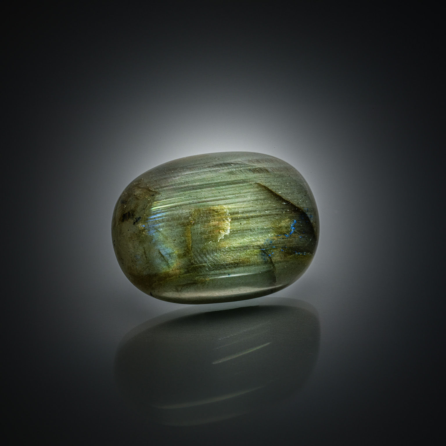 Labradorite ovale cabochon sur papier. - Lazuli