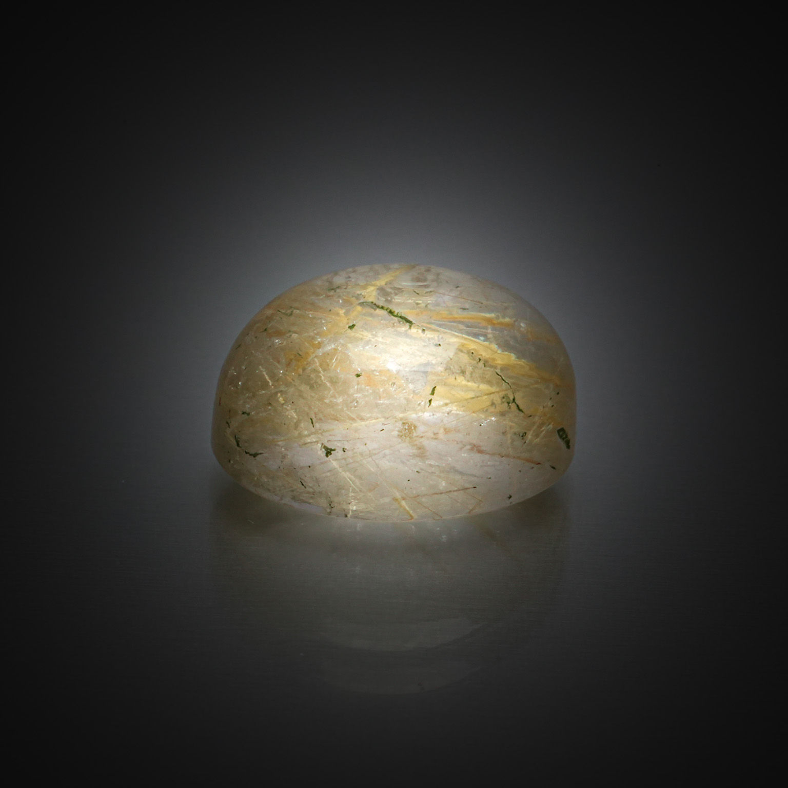 Quartz ovale cabochon sur papier. - Lazuli