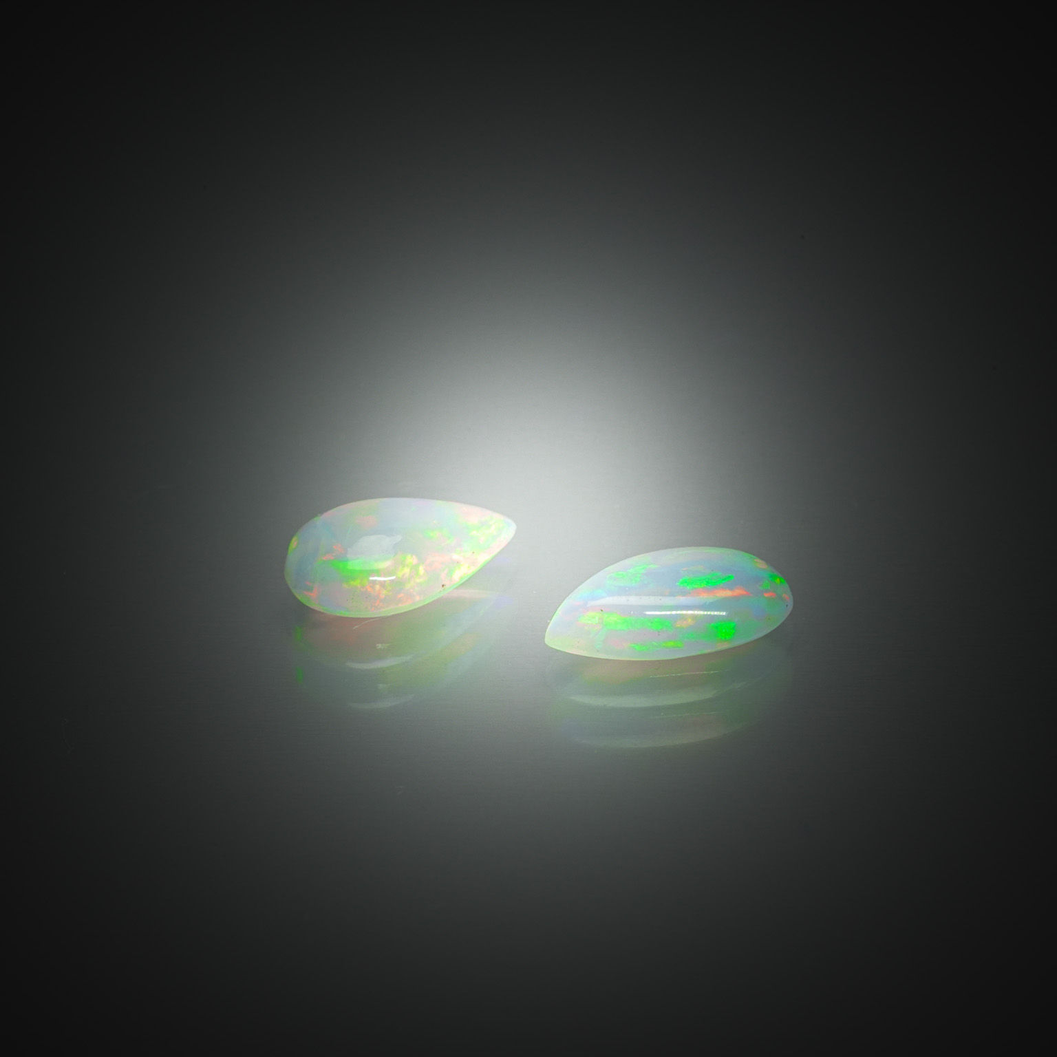 Appairage d&rsquo;opales poires cabochons sur papier. - Lazuli