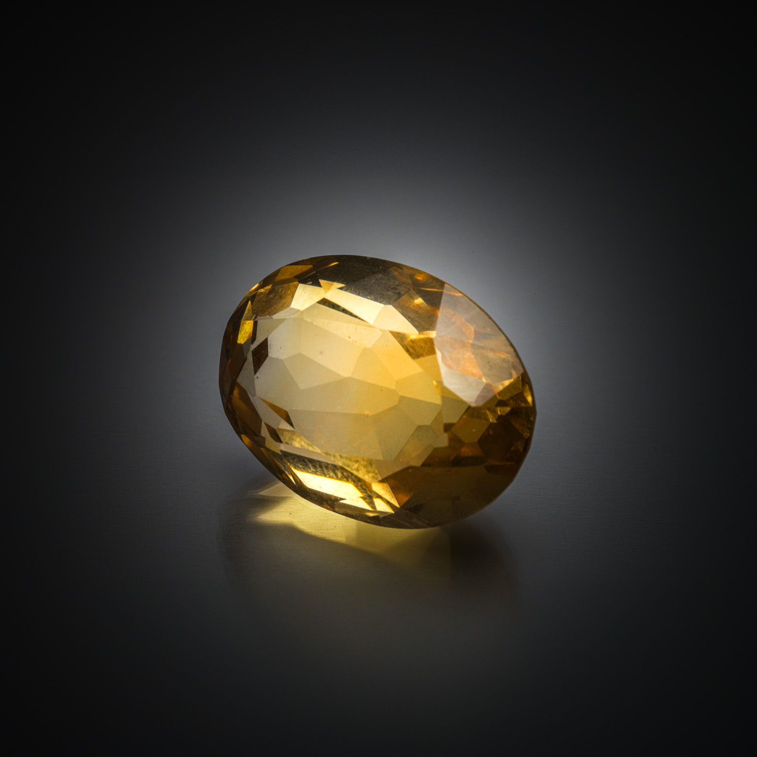 Citrine ovale sur papier. - Lazuli