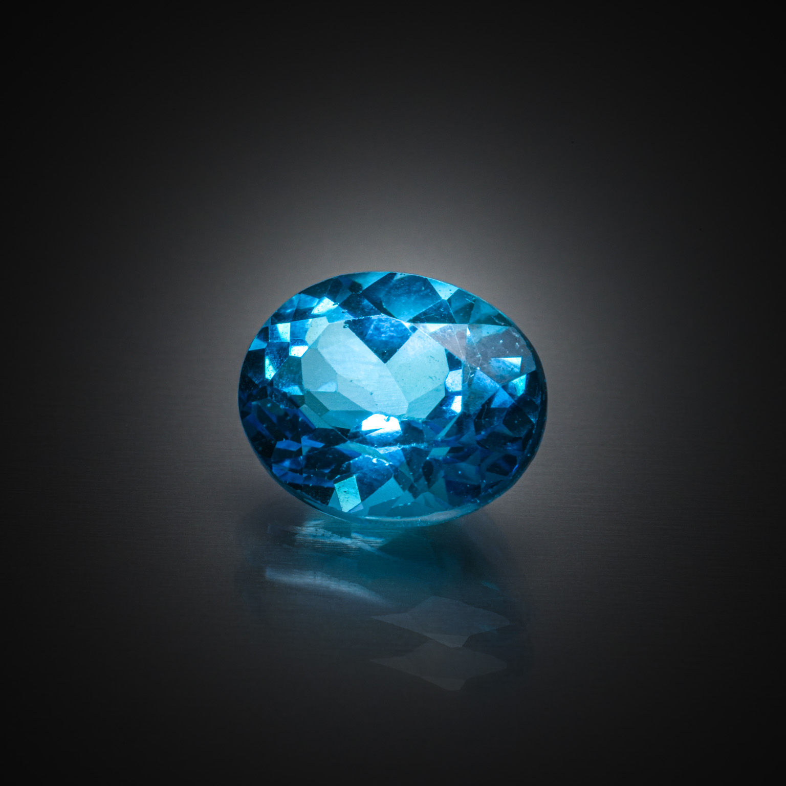 Topaze bleue ovale sur papier. - Lazuli