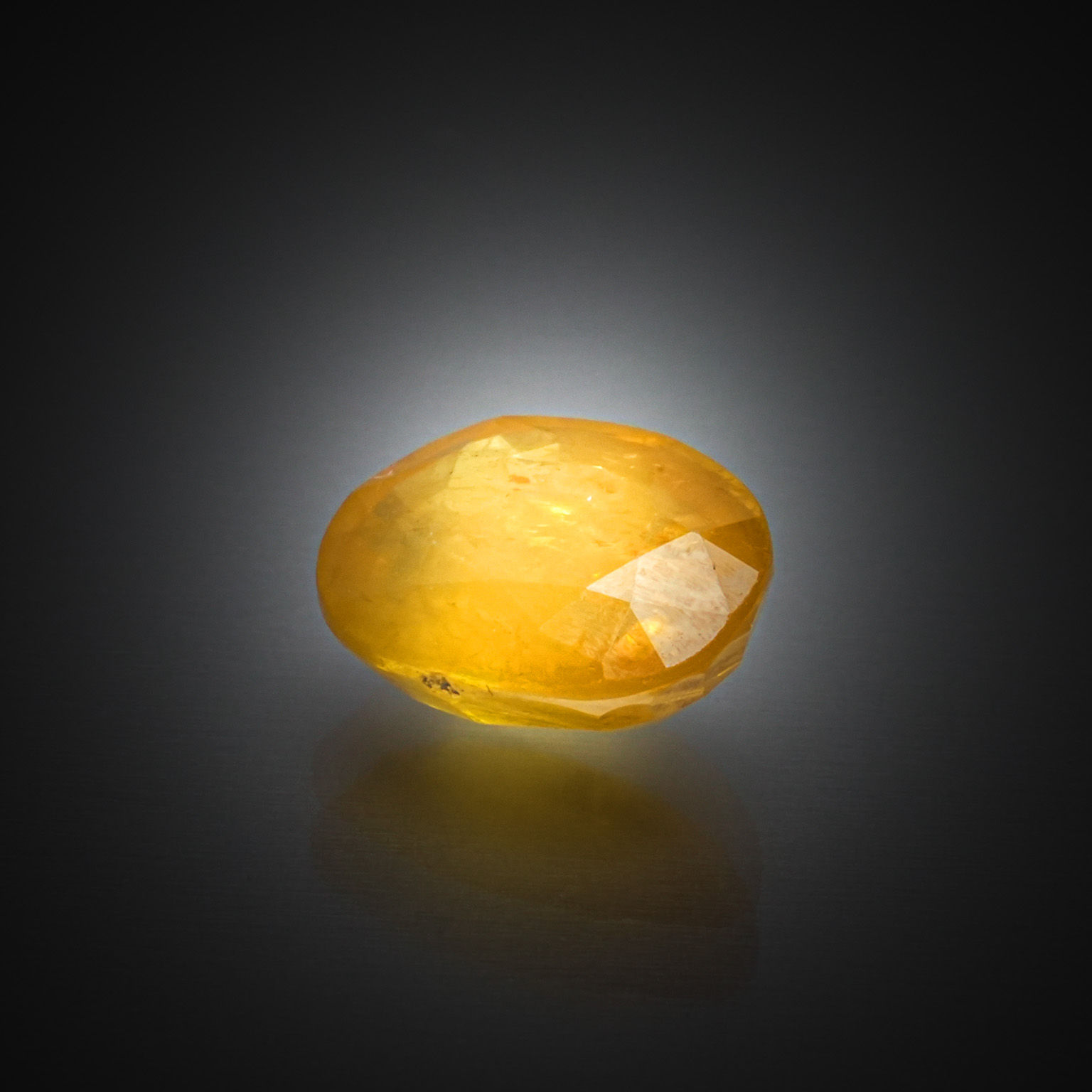 Saphir jaune ovale sur papier. - Lazuli
