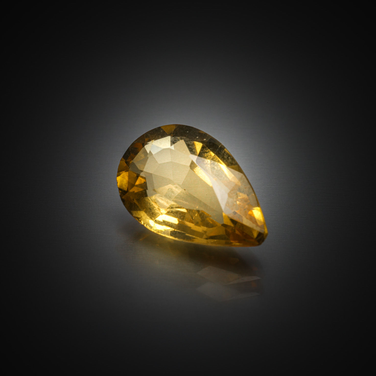 Citrine poire sur papier. - Lazuli