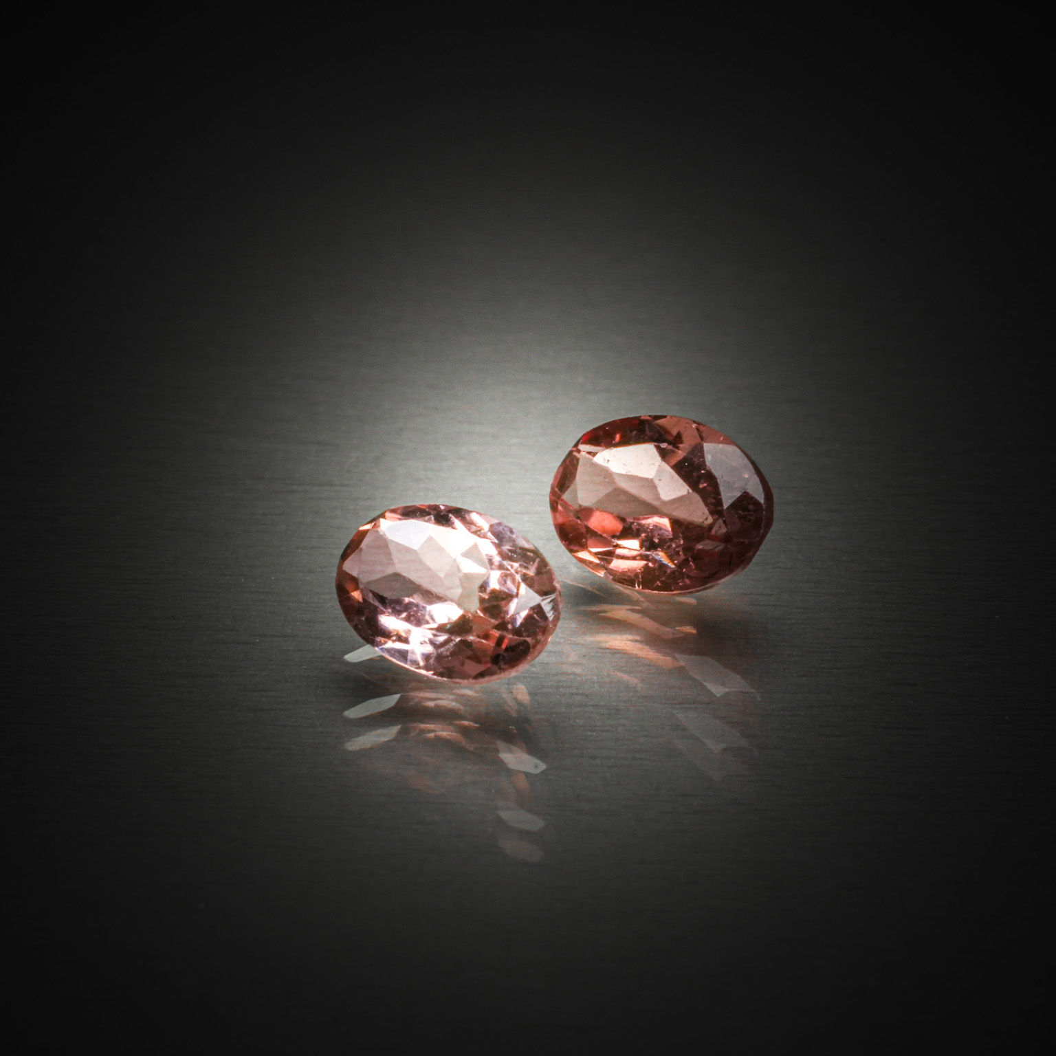 Lot de deux tourmalines ovales sur papier. - Lazuli