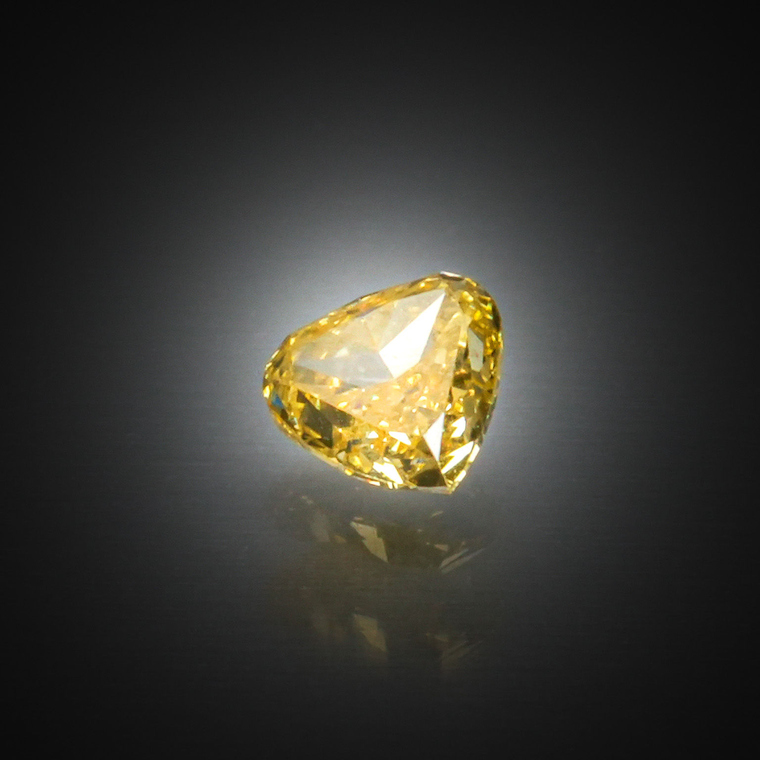 Diamant jaune/orange (fancy) poire sur papier. - Lazuli