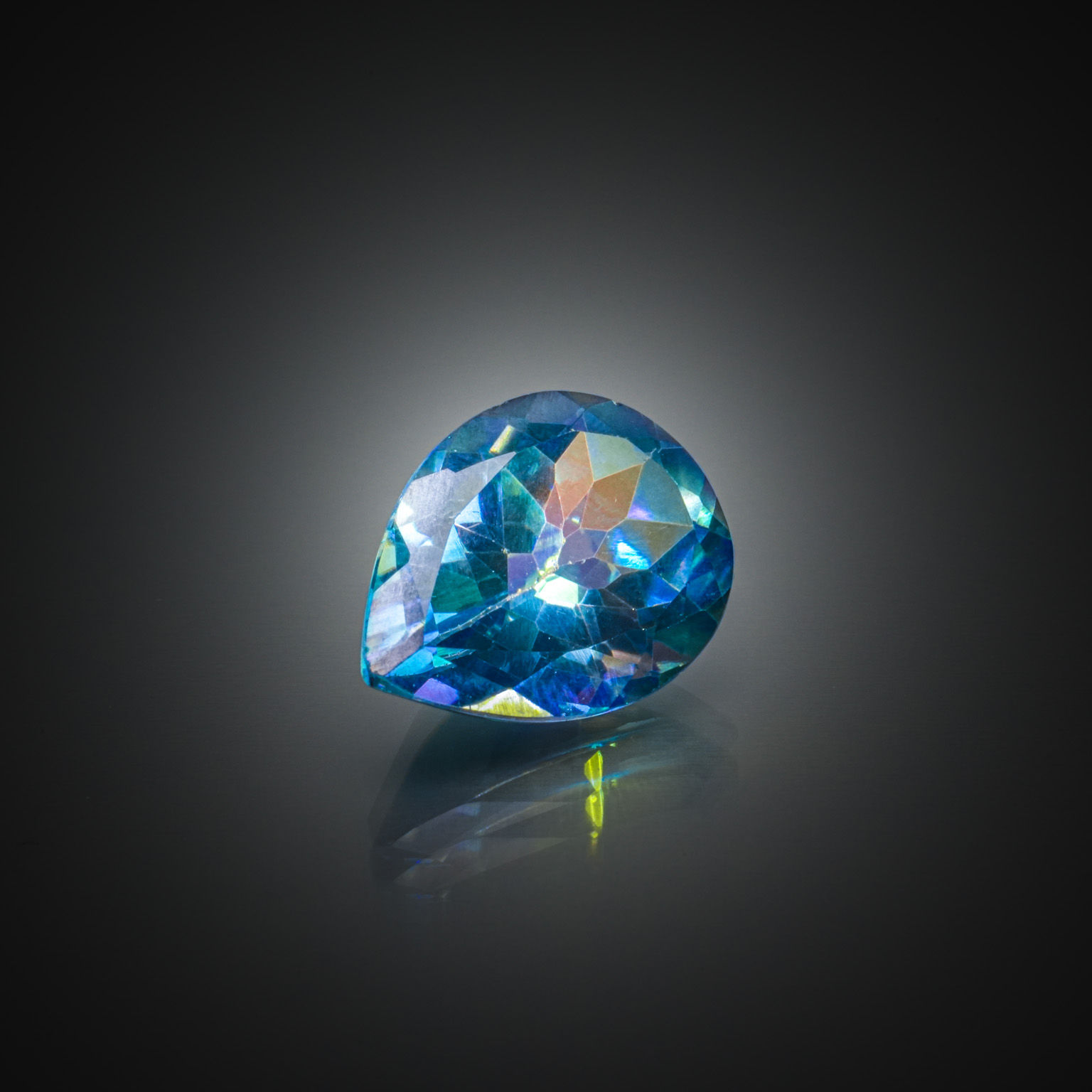 Topaze mystique poire sur papier. - Lazuli