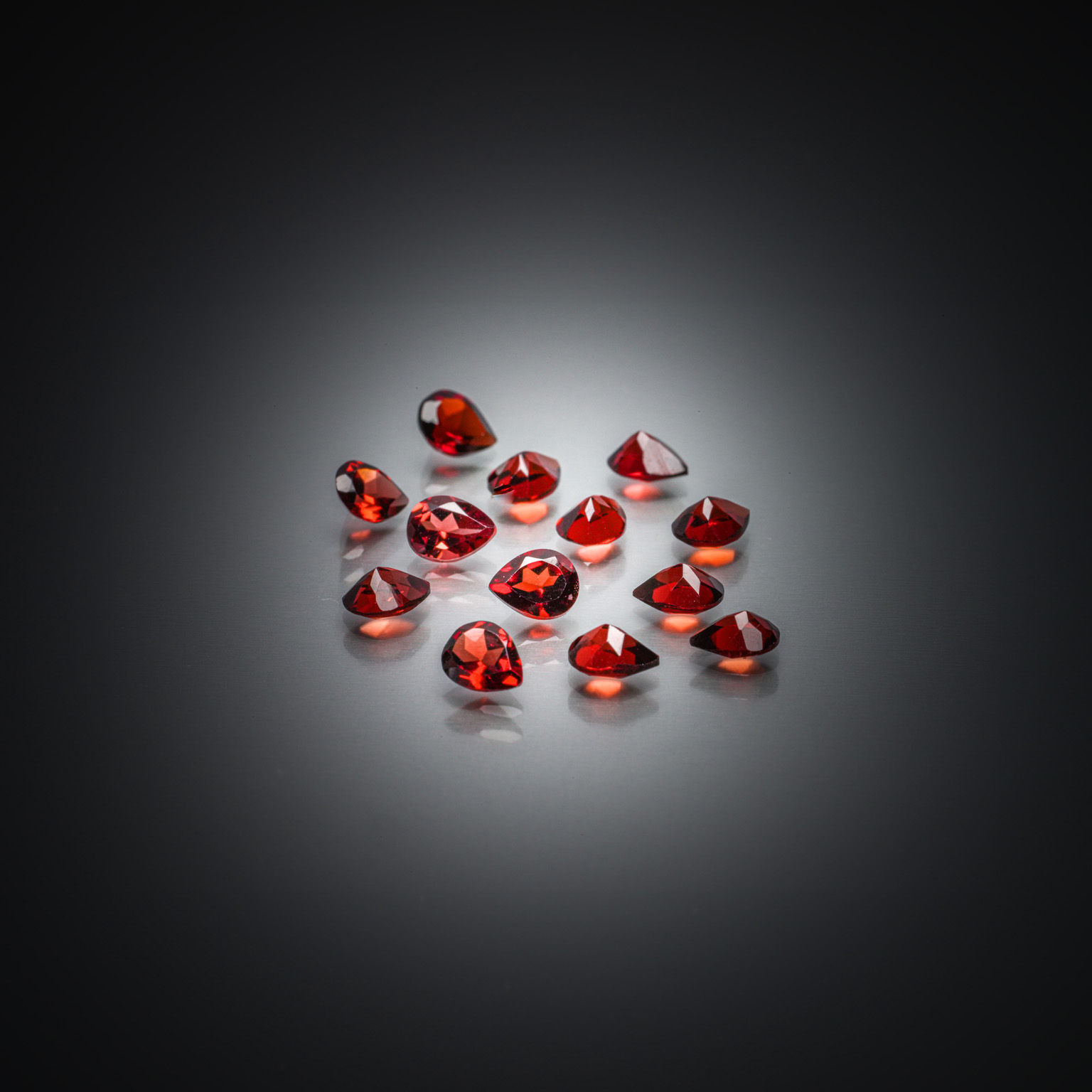 Lot de diamants caramels ronds sur papier. - Lazuli