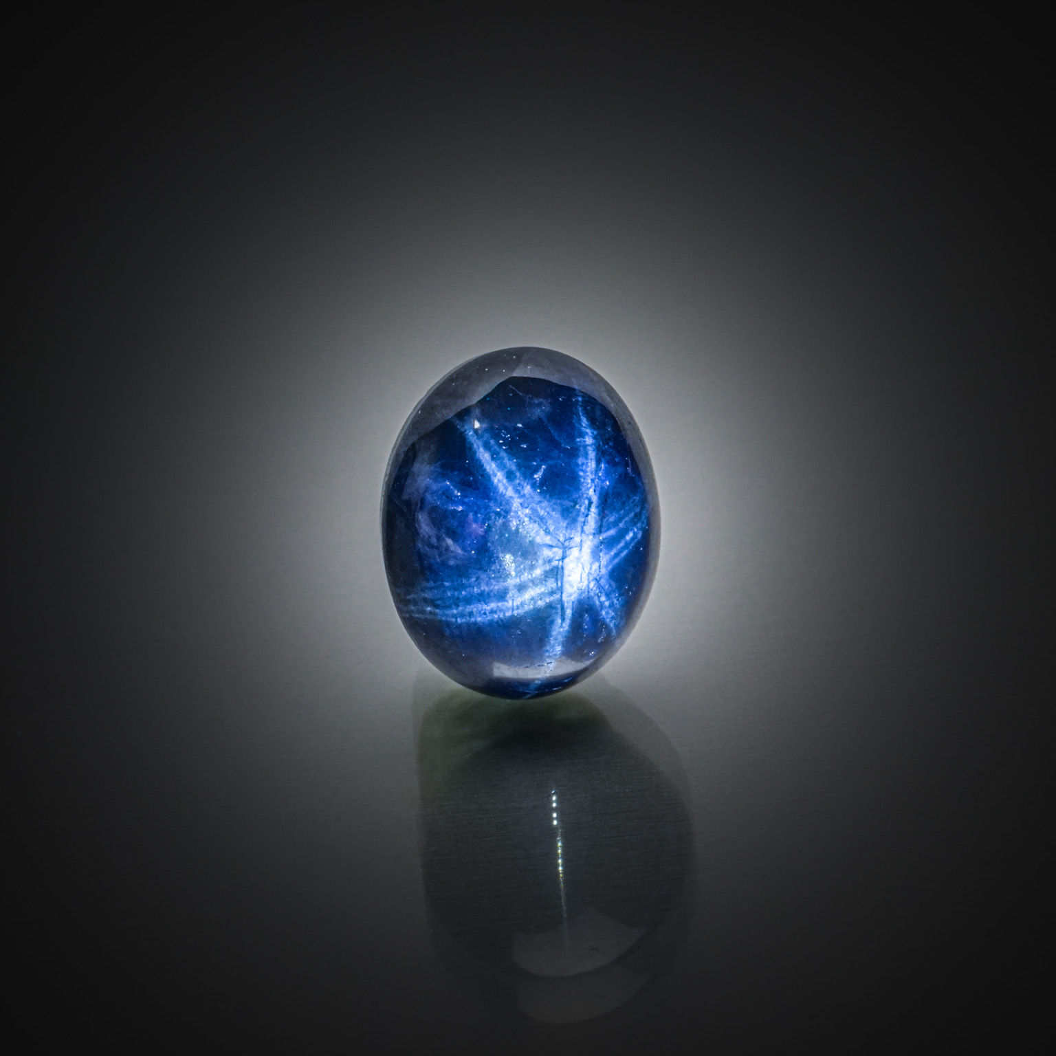 Saphir étoilé ovale cabochon sur papier. - Lazuli