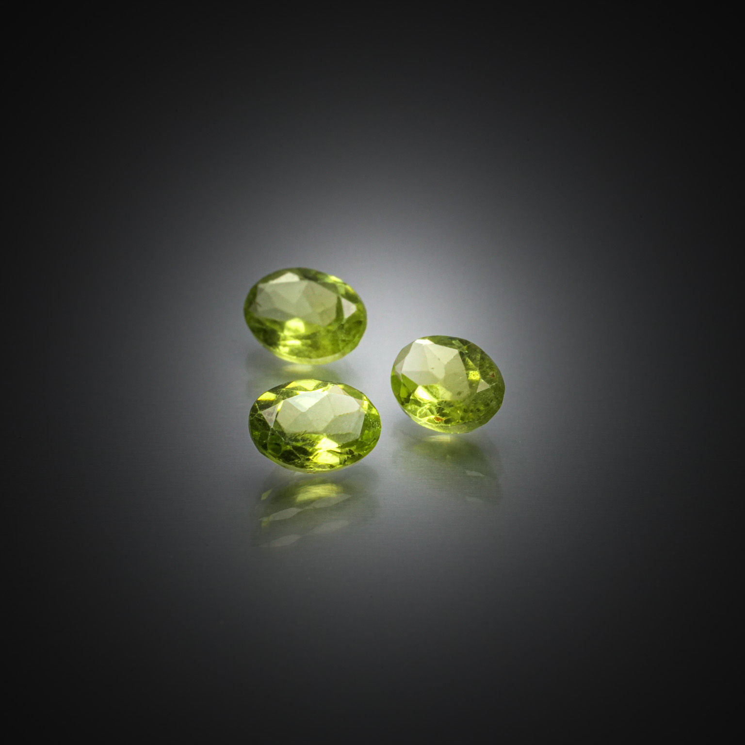 Citrine poire sur papier. - Lazuli