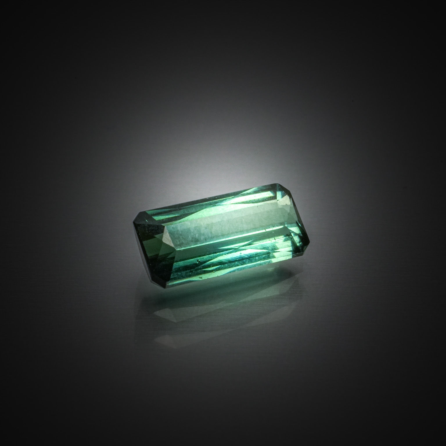 Lot de trois tourmalines brutes sur papier. - Lazuli