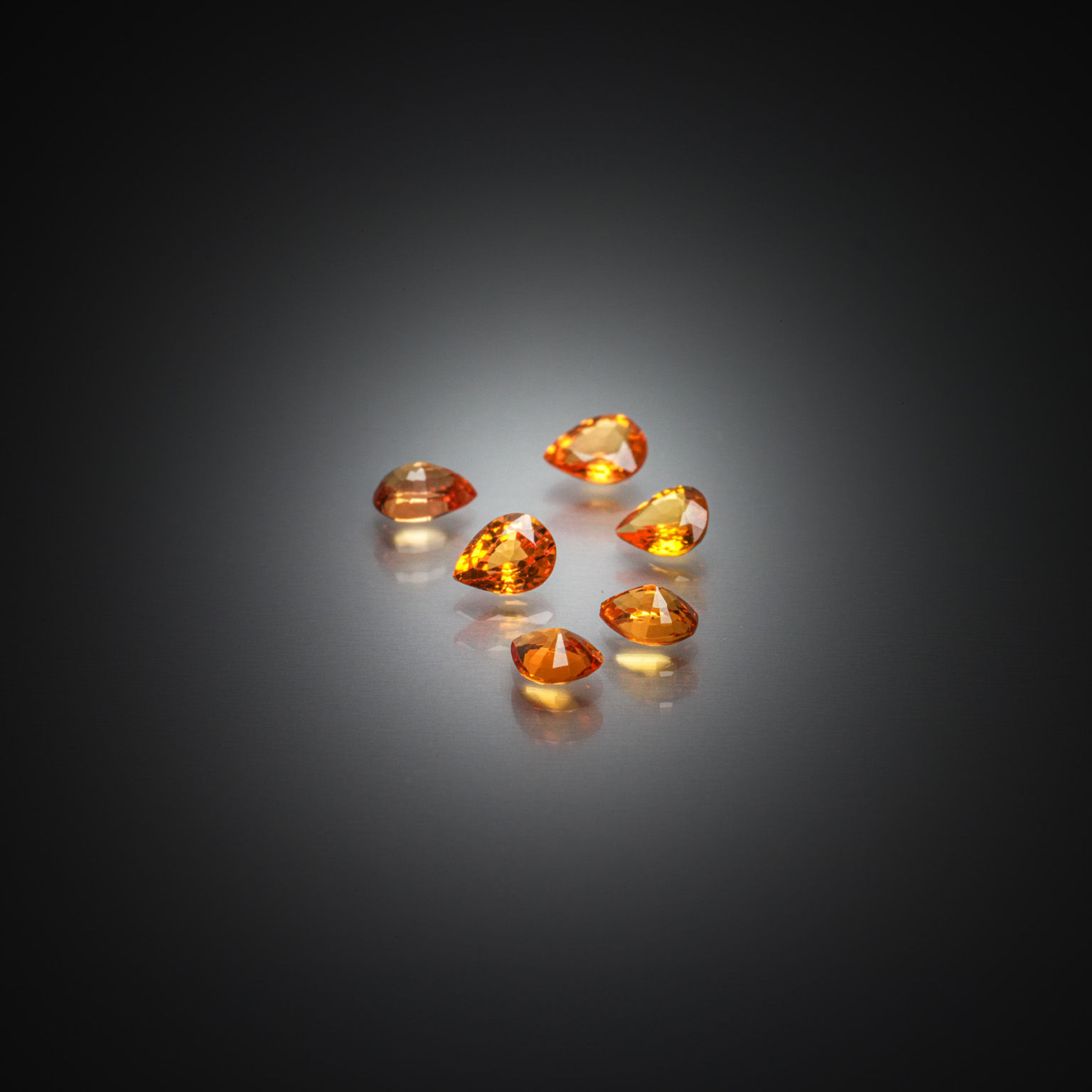 Lot de trois péridots ovales sur papier. - Lazuli