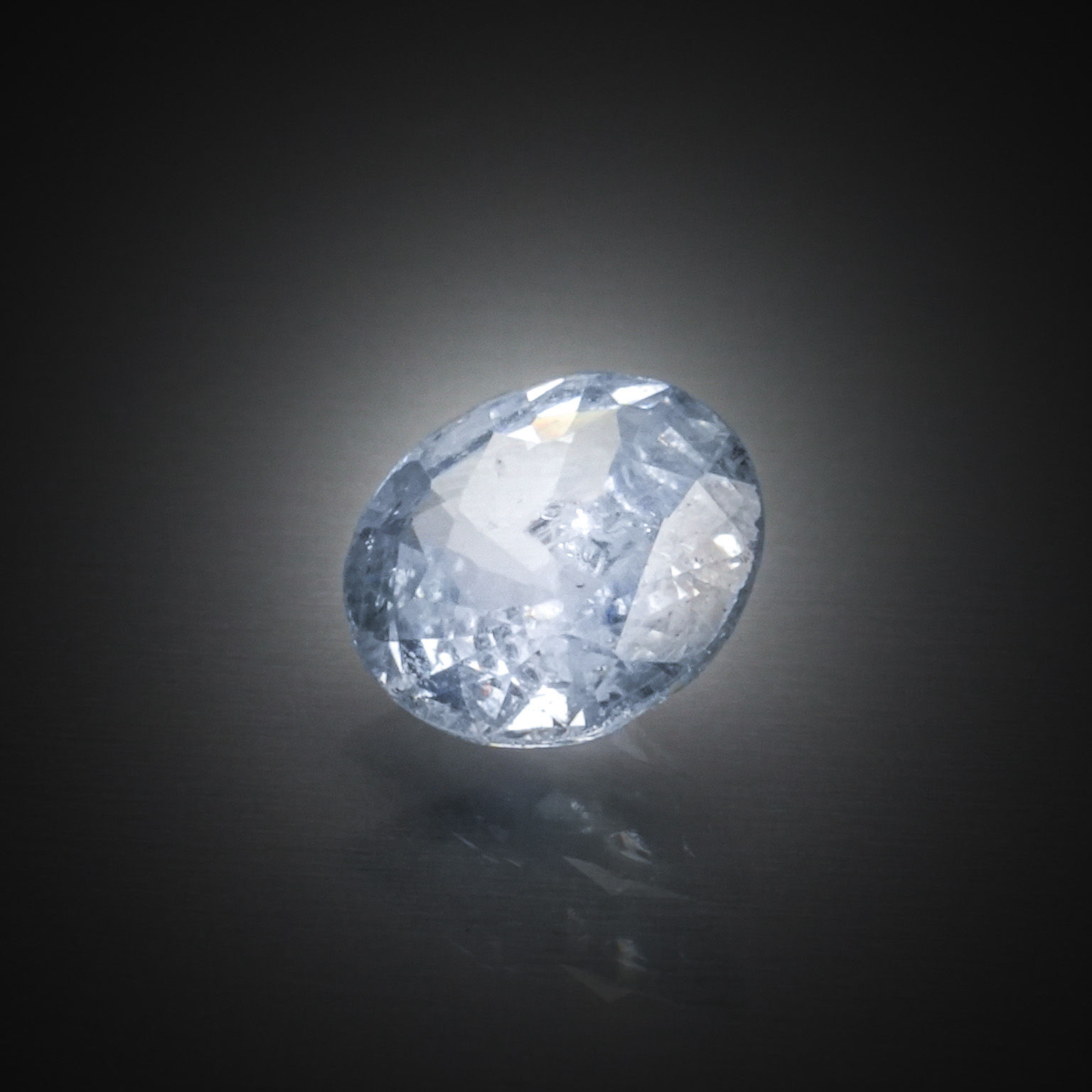 Apatite bleue ovale sur papier. - Lazuli