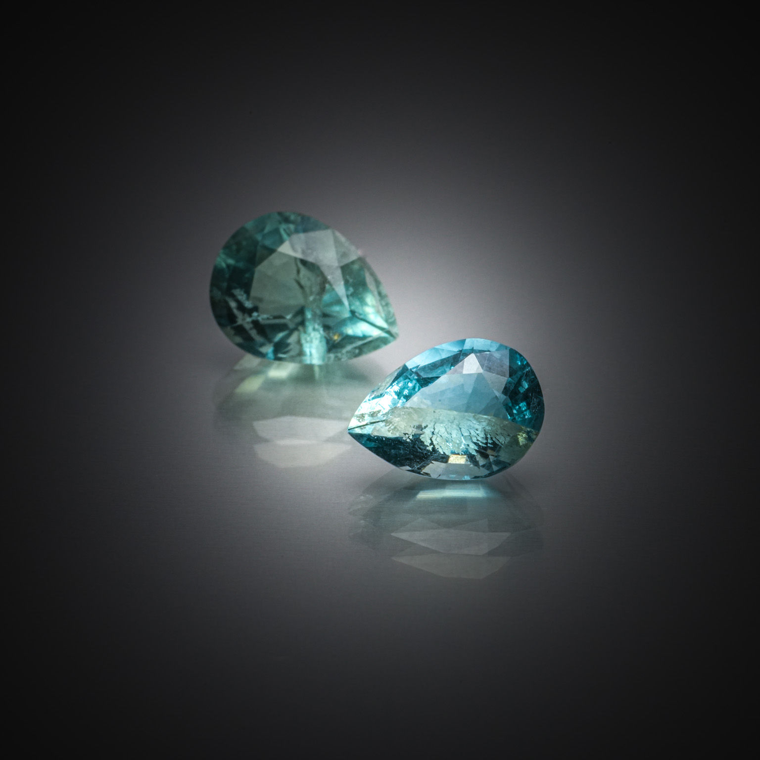 Appairage de fluorites bleues/vertes poires sur papier. - Lazuli