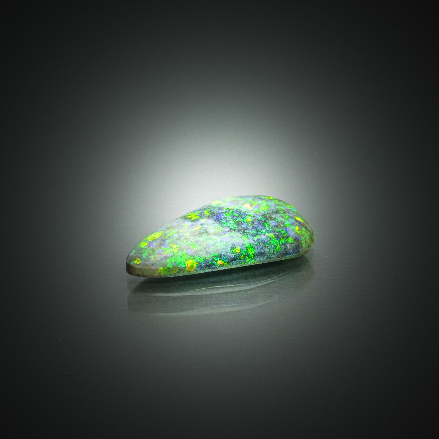 Opale rose poire cabochon sur papier. - Lazuli